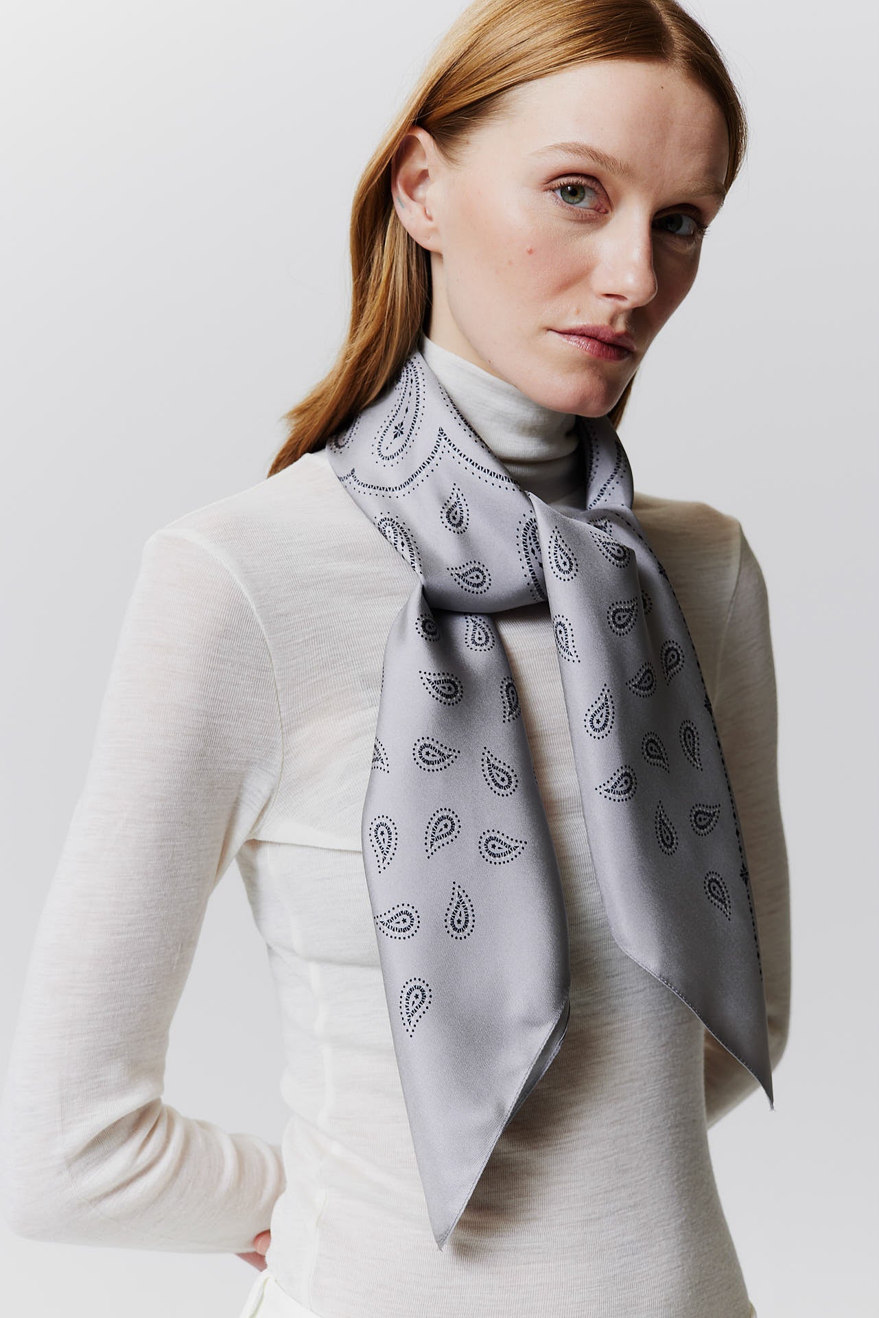 Seidentuch Paisley 90 Grey