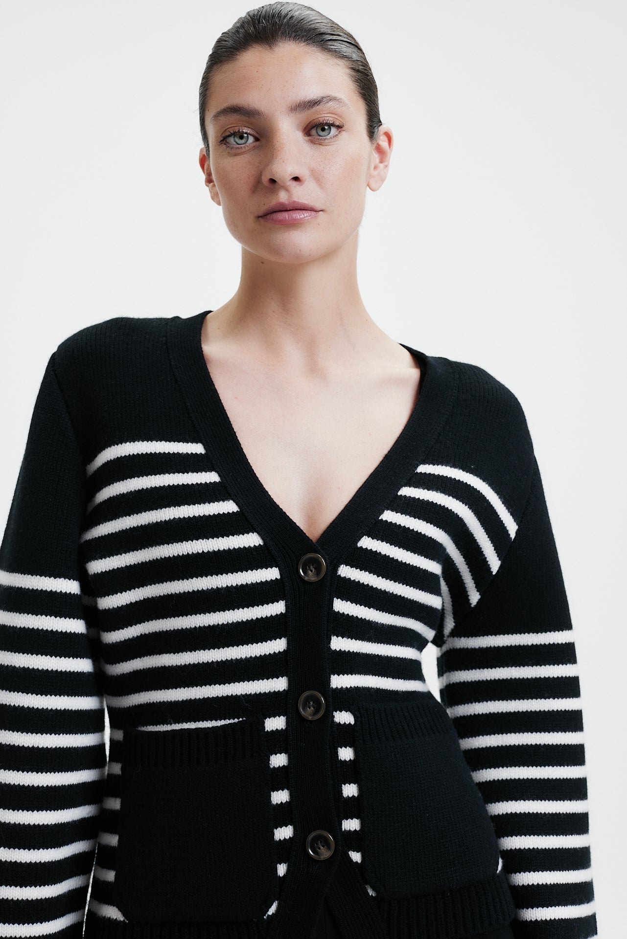 Chunky V-Neck Cardigan Black Striped