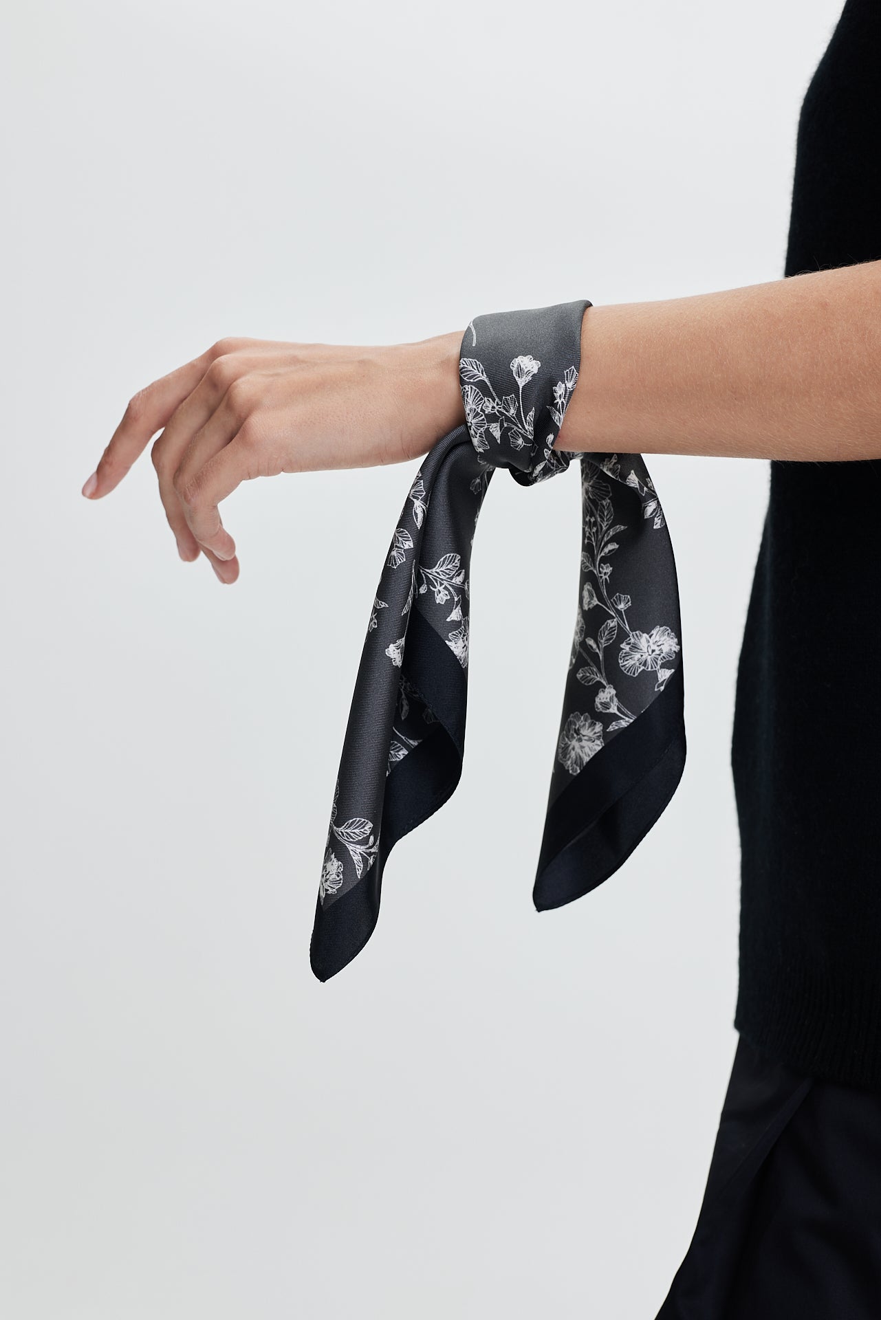Silk Scarf Blossom 50 Black