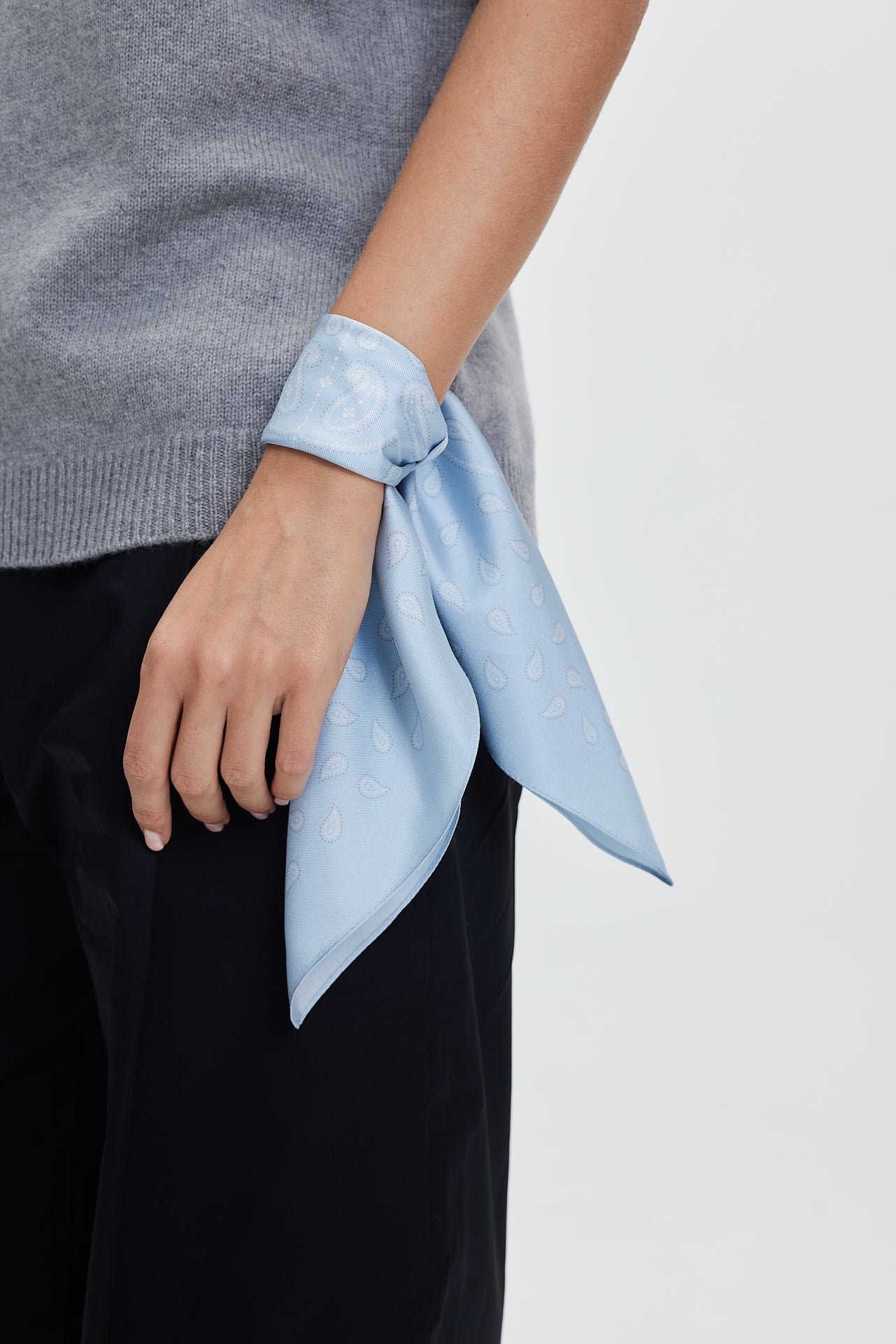 Silk Scarf Paisley 50 Sky