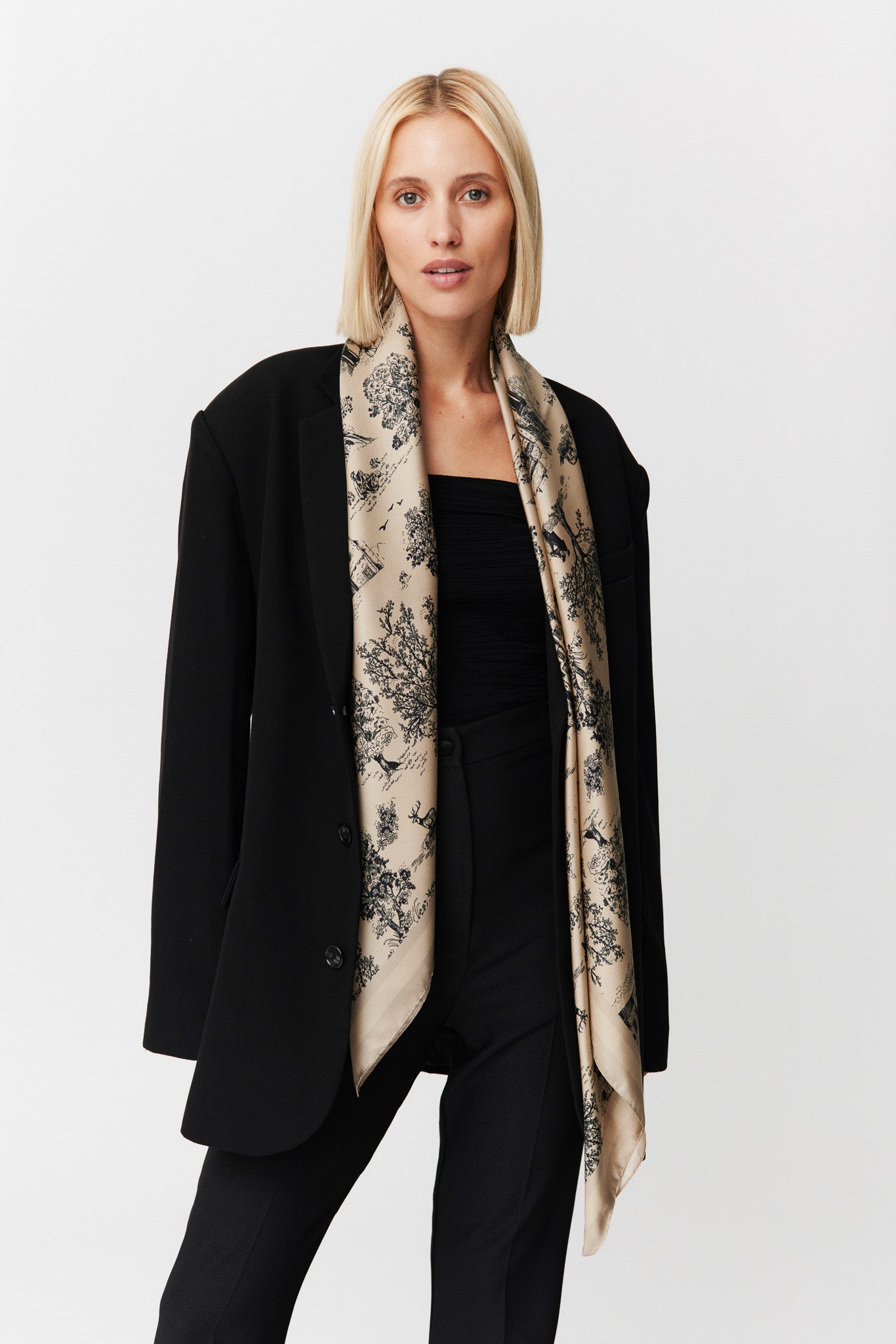 Seidentuch 123x123 Toile Valentine Trench Prinz Berlin Lookbook