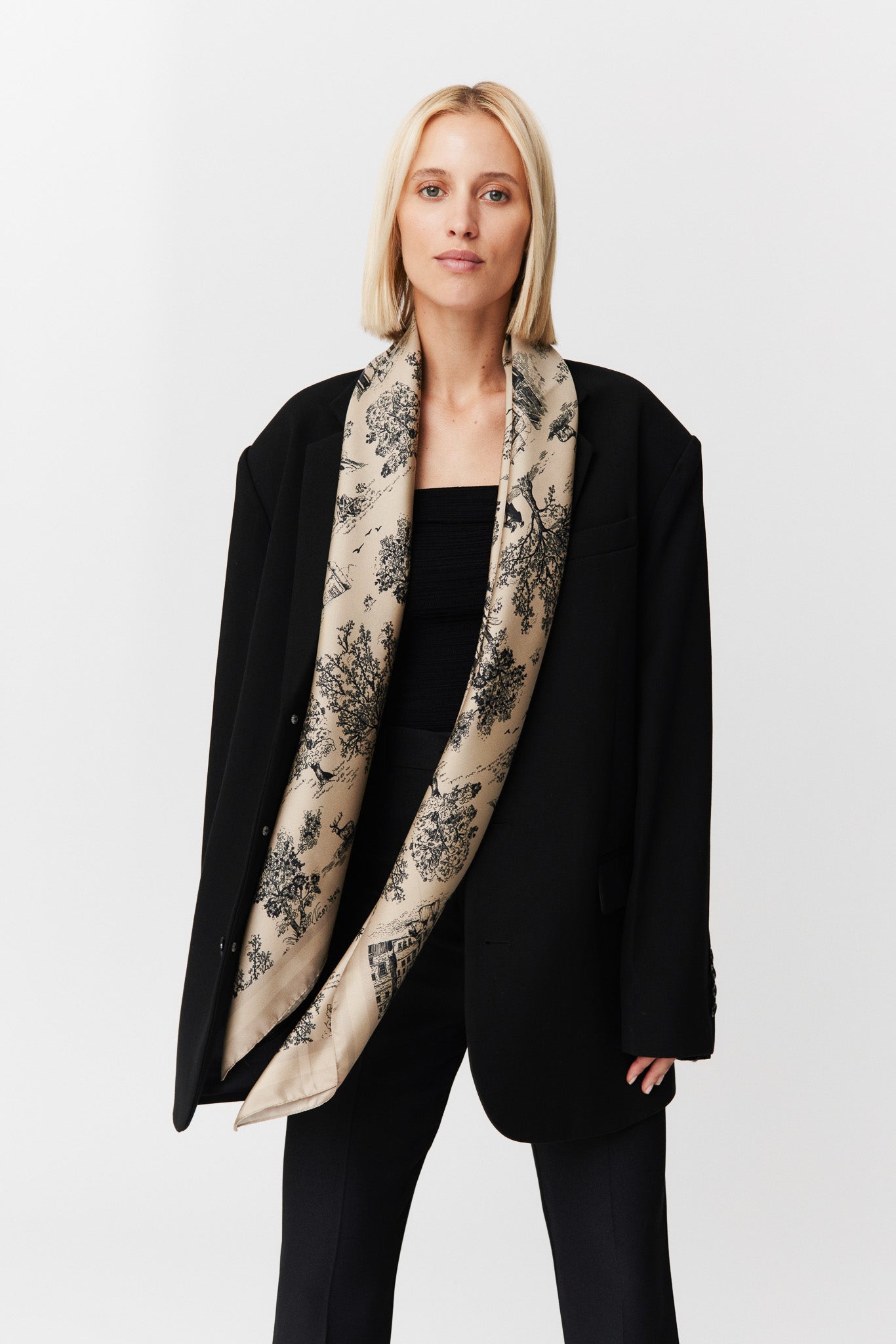 Seidentuch 123x123 Toile Valentine Trench Prinz Berlin Lookbook