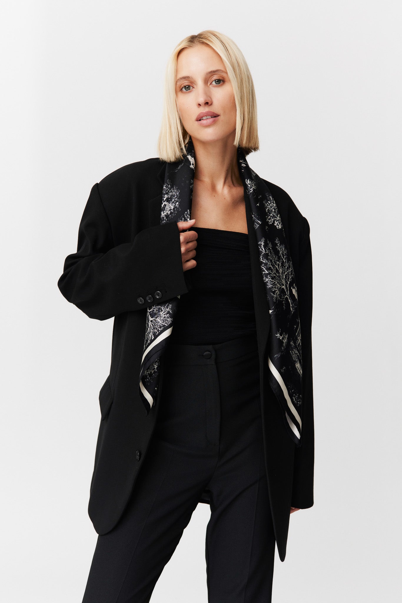 Seidentuch 90x90 Toile Valentine Black Prinz Berlin Lookbook
