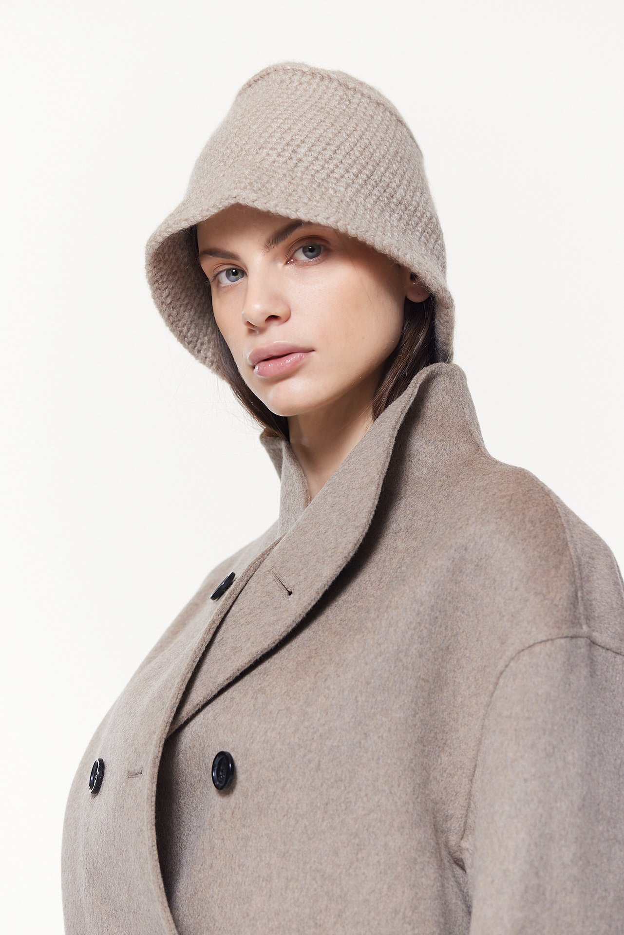 Beiger Bucket Hat Damen aus Kaschmir Prinz Berlin Lookbook