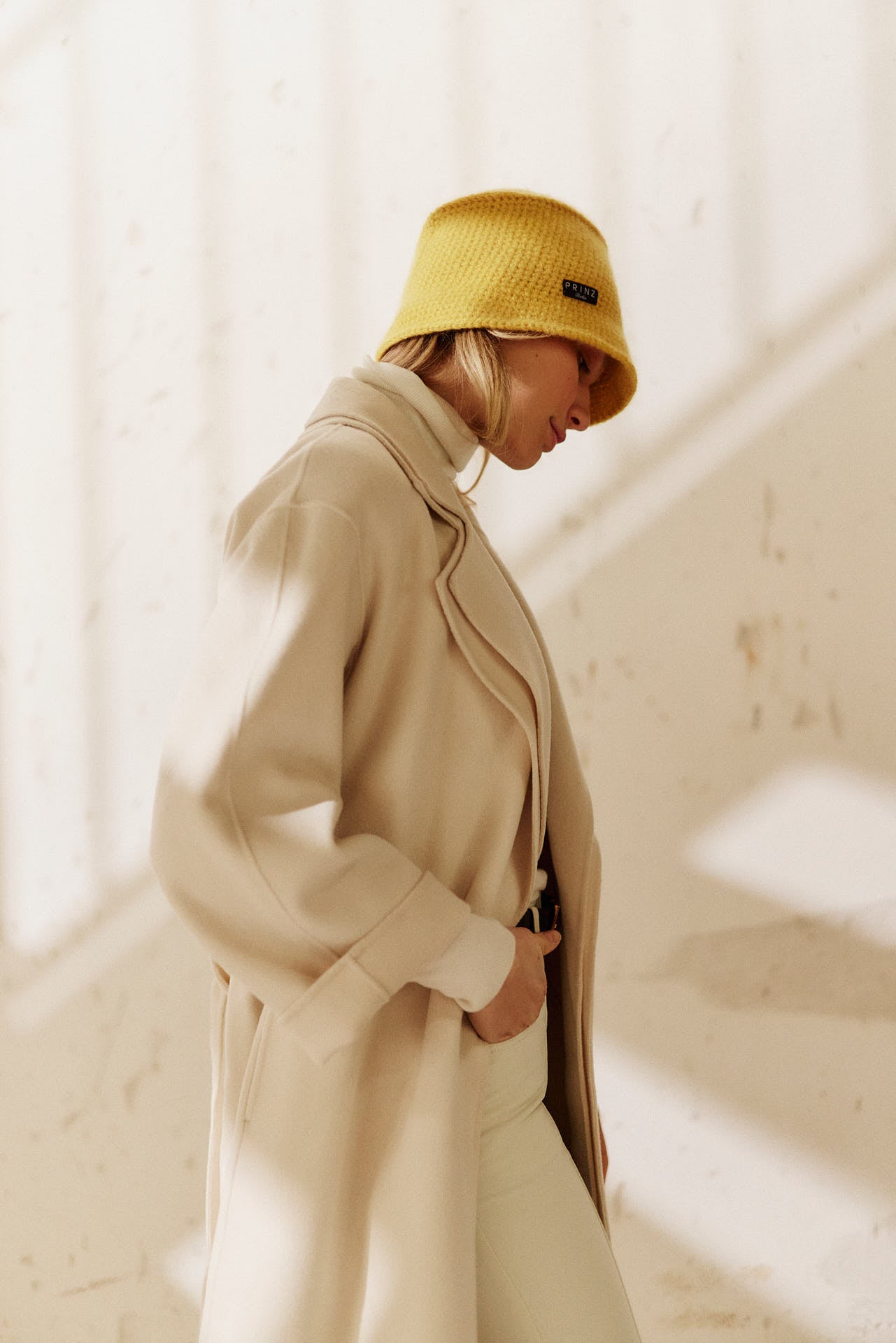 Gelber Bucket Hat Damen aus Kaschmir Prinz Berlin Kampagne