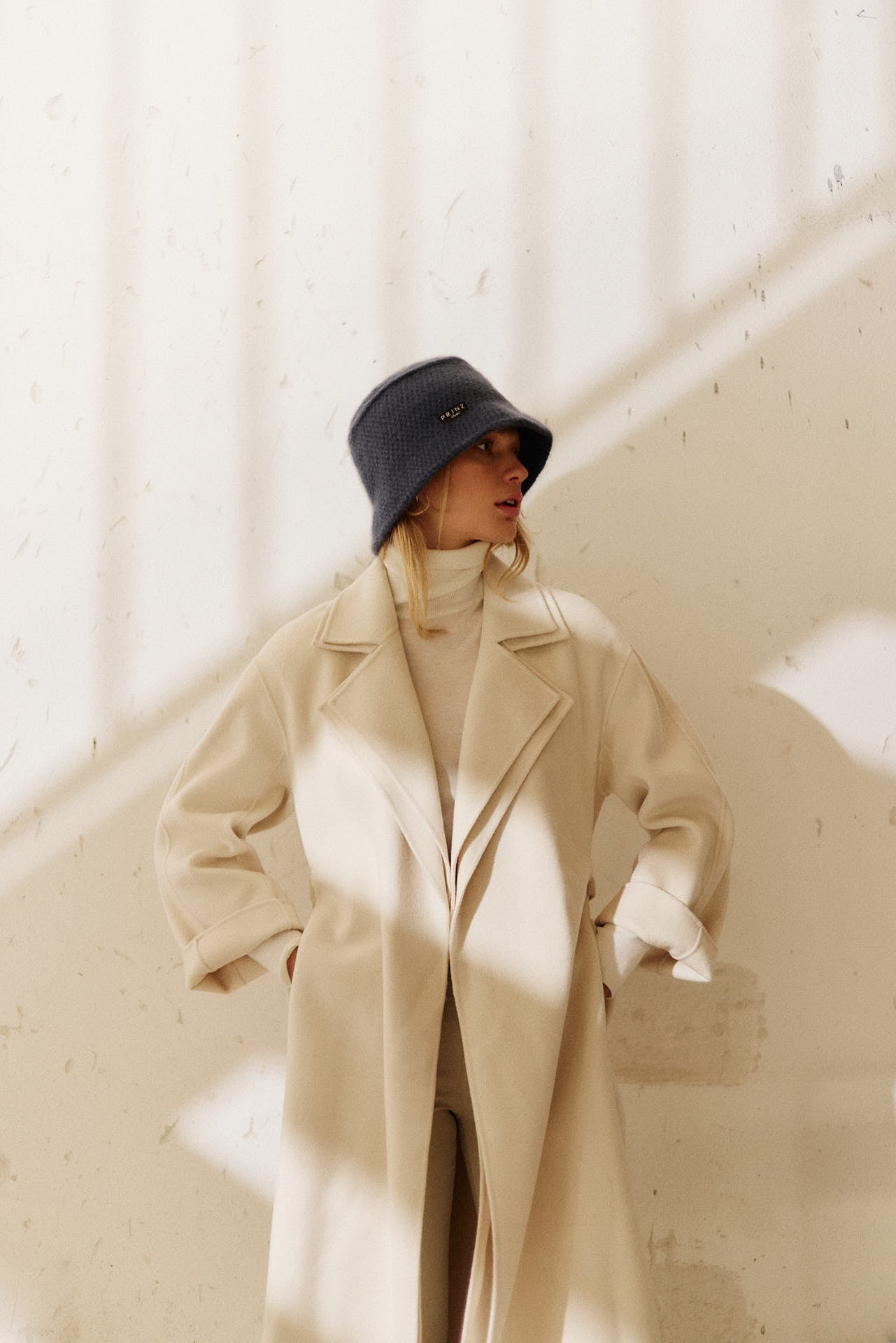Jeansblauer Bucket Hat Damen aus Kaschmir Prinz Berlin Kampagne