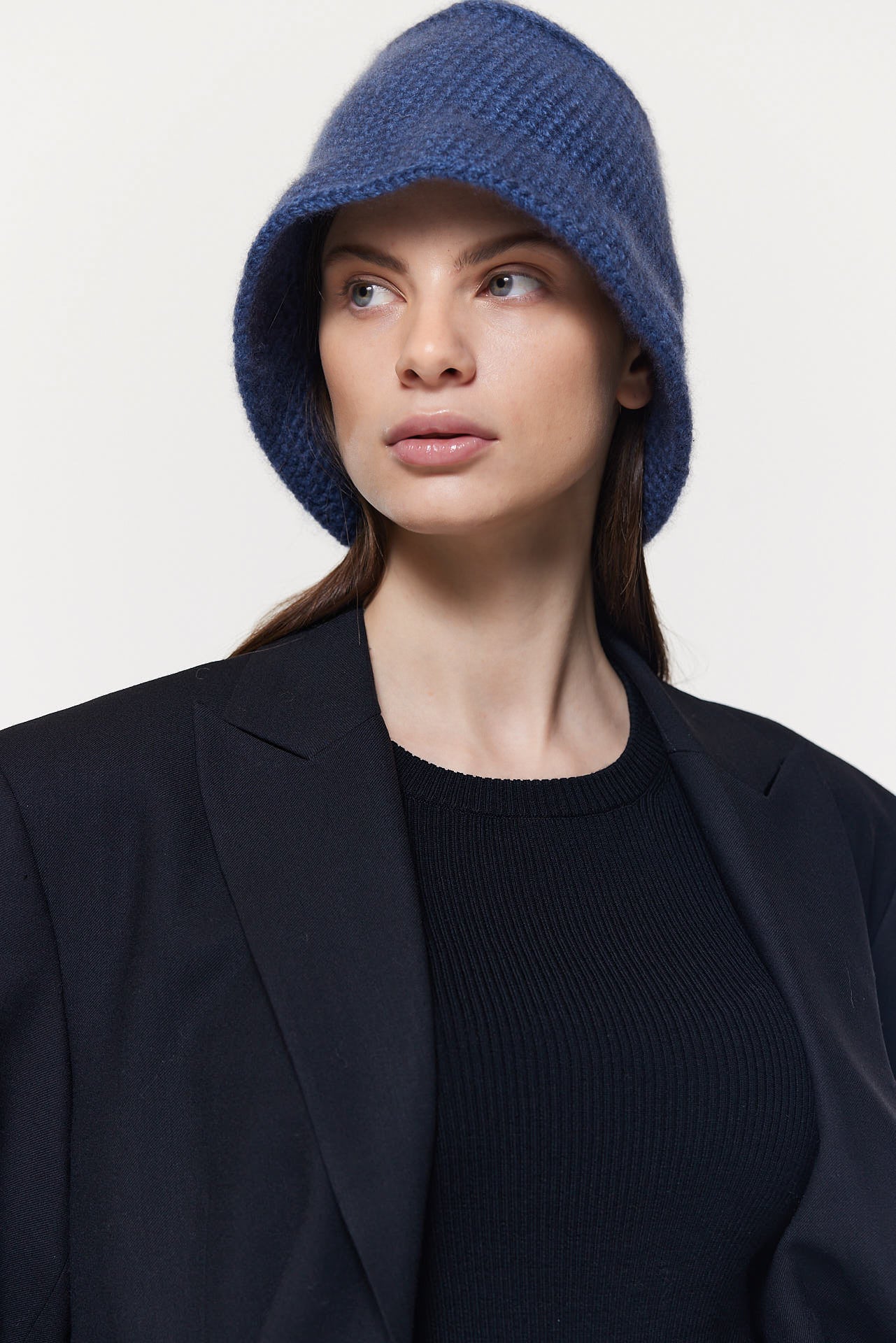 Jeansblauer Bucket Hat Damen aus Kaschmir Prinz Berlin Lookbook