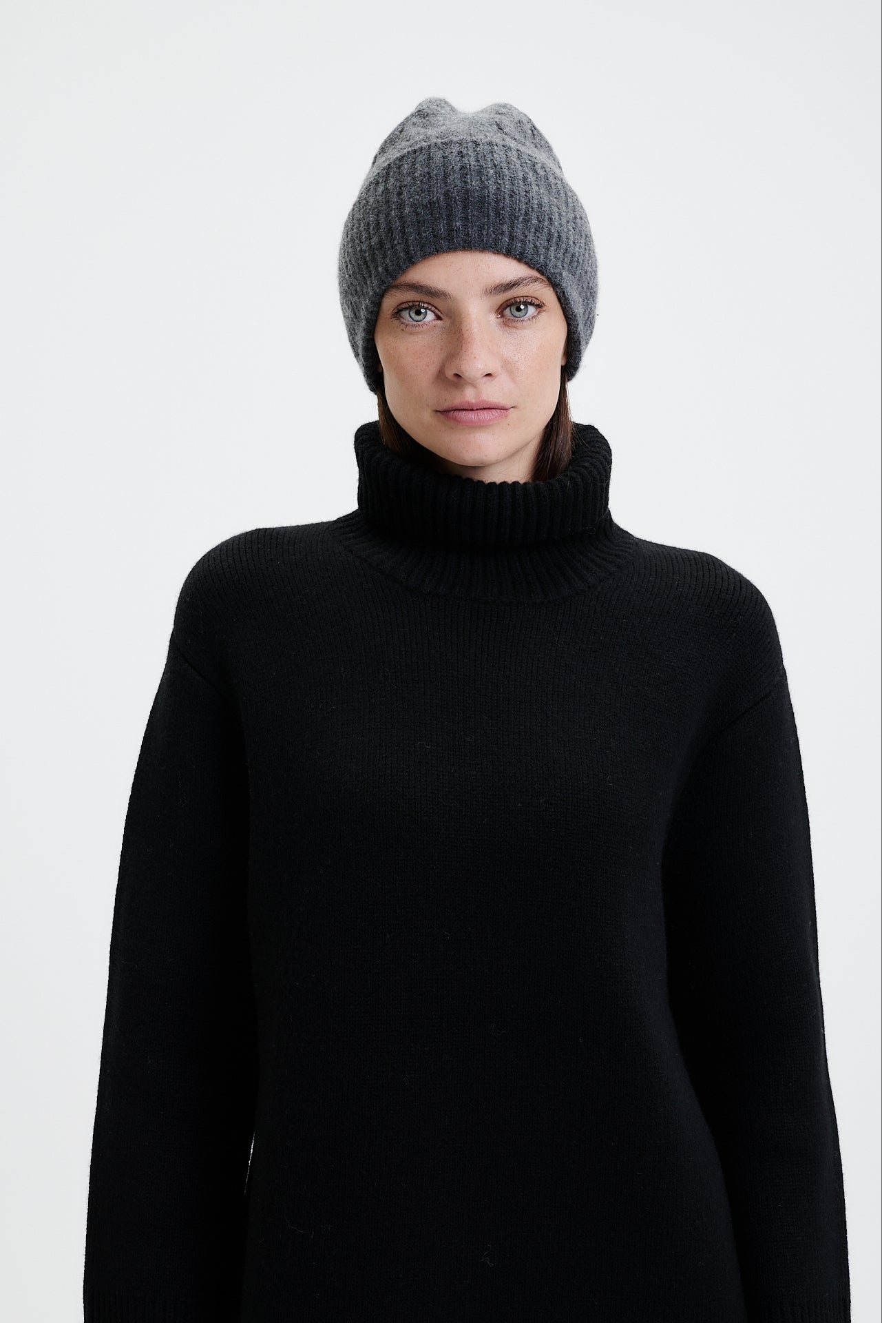 Cashmere Beanie Cable Knit Graphite