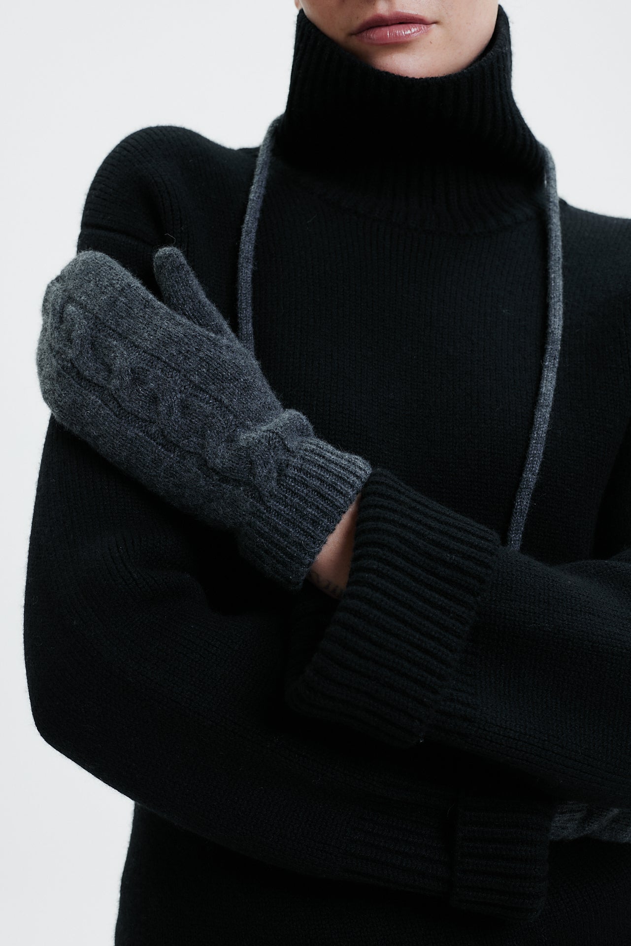 Cashmere Mittens Cable Knit Graphite 