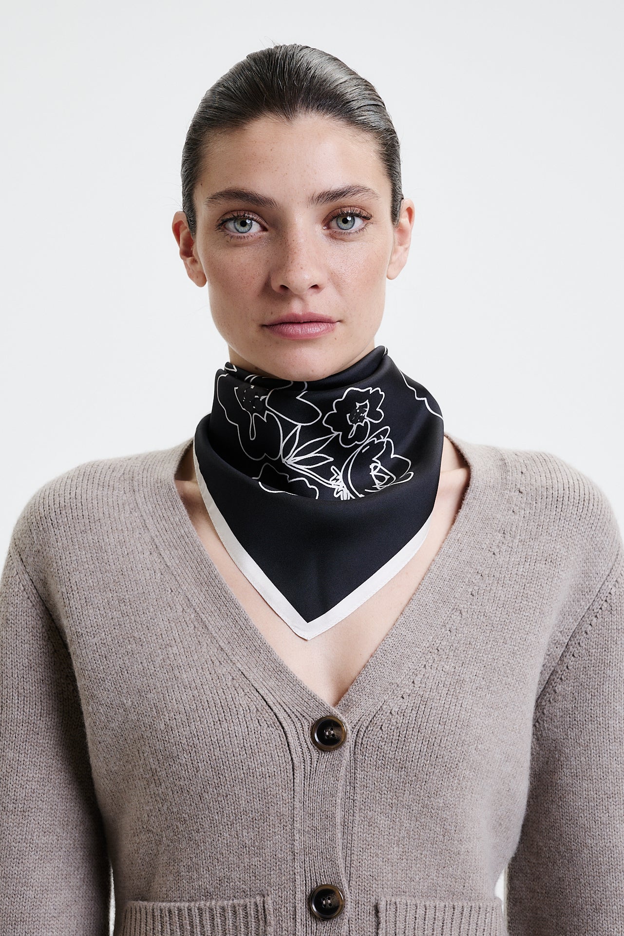 Seidentuch Flowers 70 Black