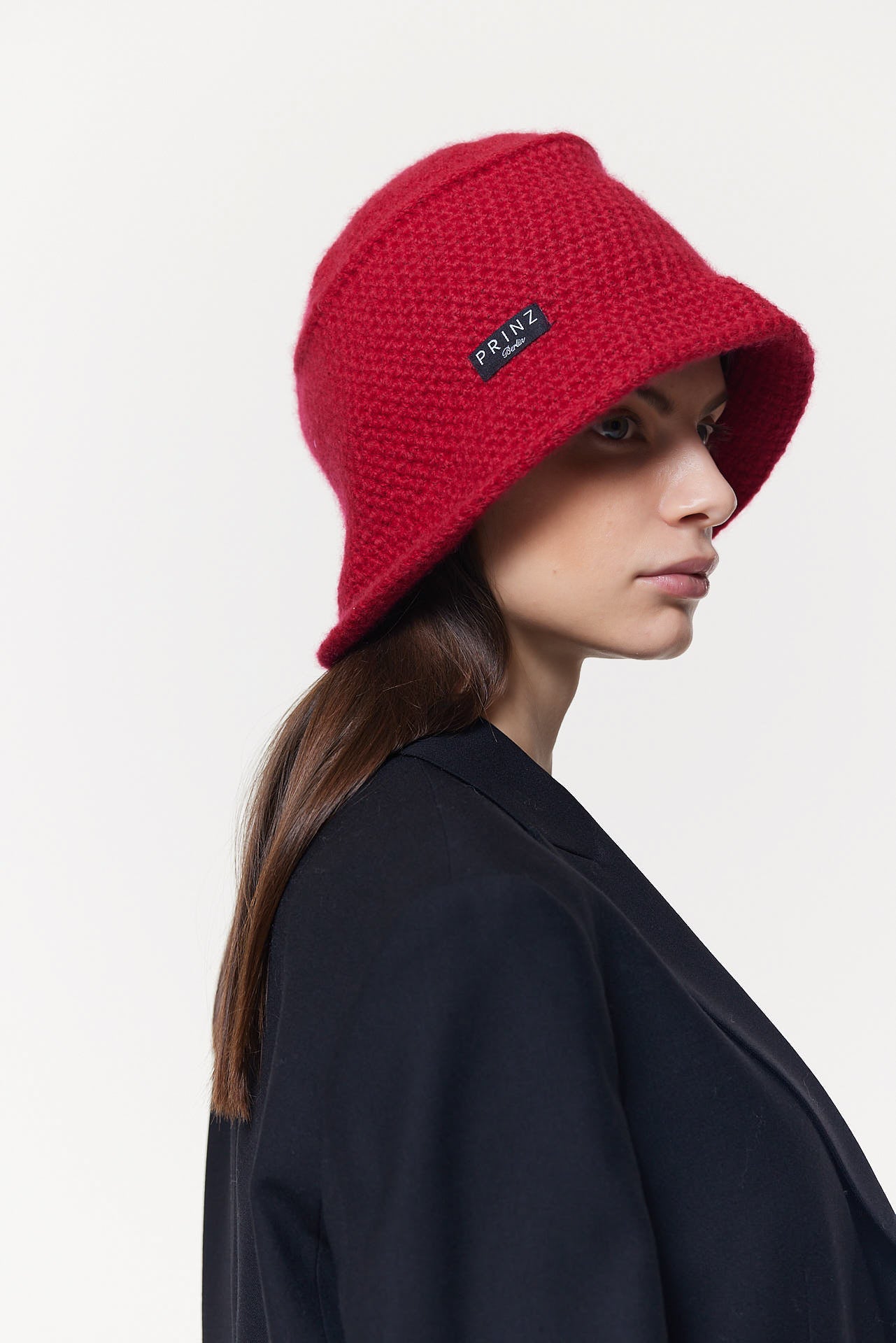 Roter Bucket Hat Damen aus Kaschmir Prinz Berlin Lookbook