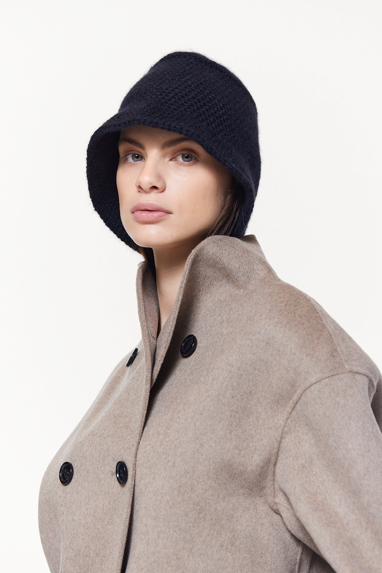 Schwarzer Bucket Hat Damen aus Kaschmir Prinz Berlin Lookbook