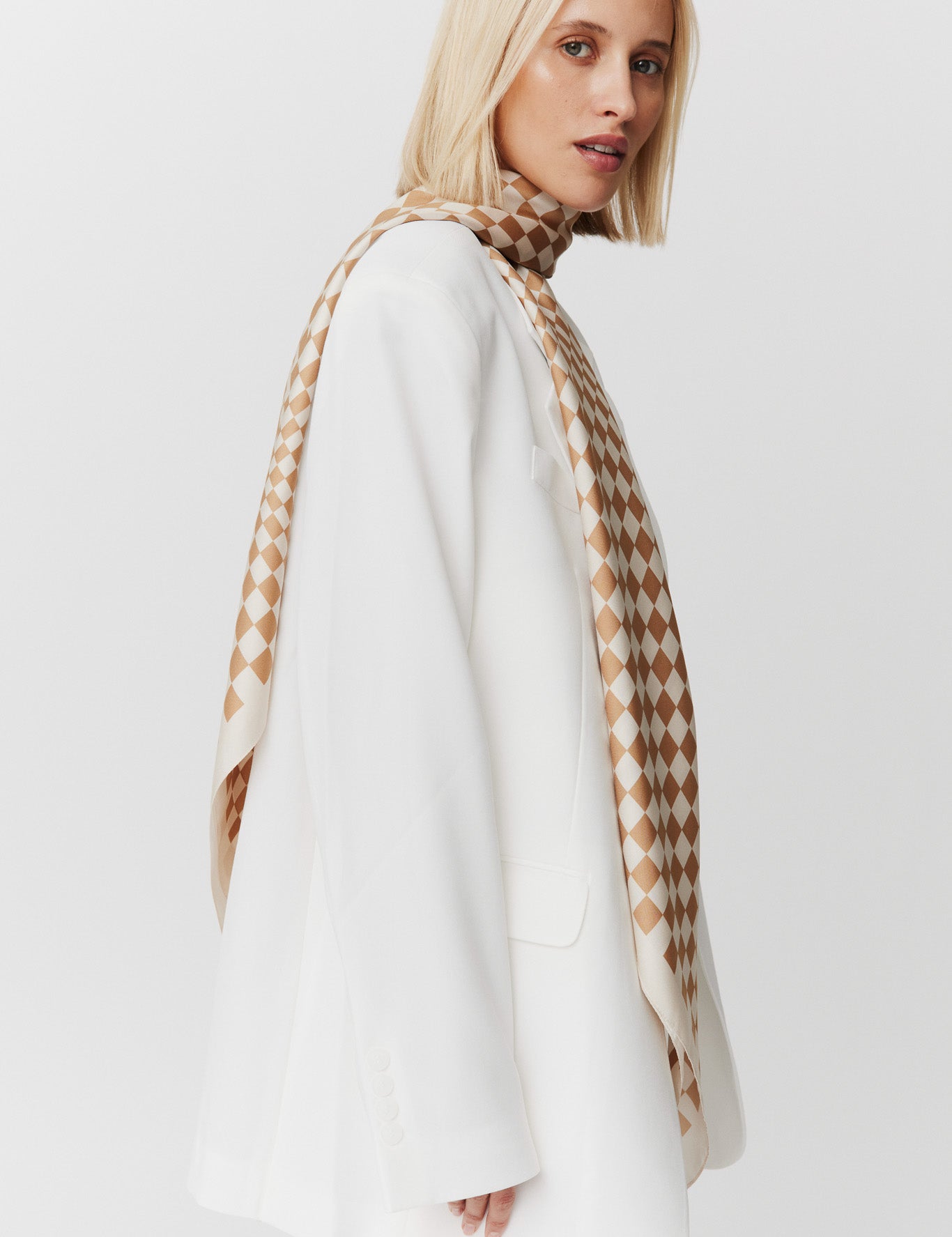 Seidentuch 123x123 Illusion Beige Prinz Berlin Lookbook