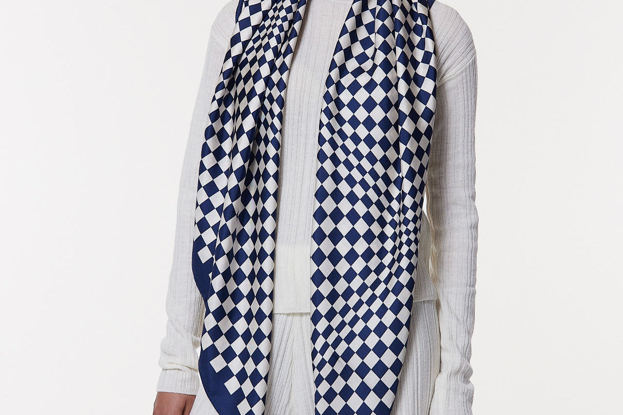 Seidentuch 123x123 Illusion Marine Prinz Berlin Lookbook