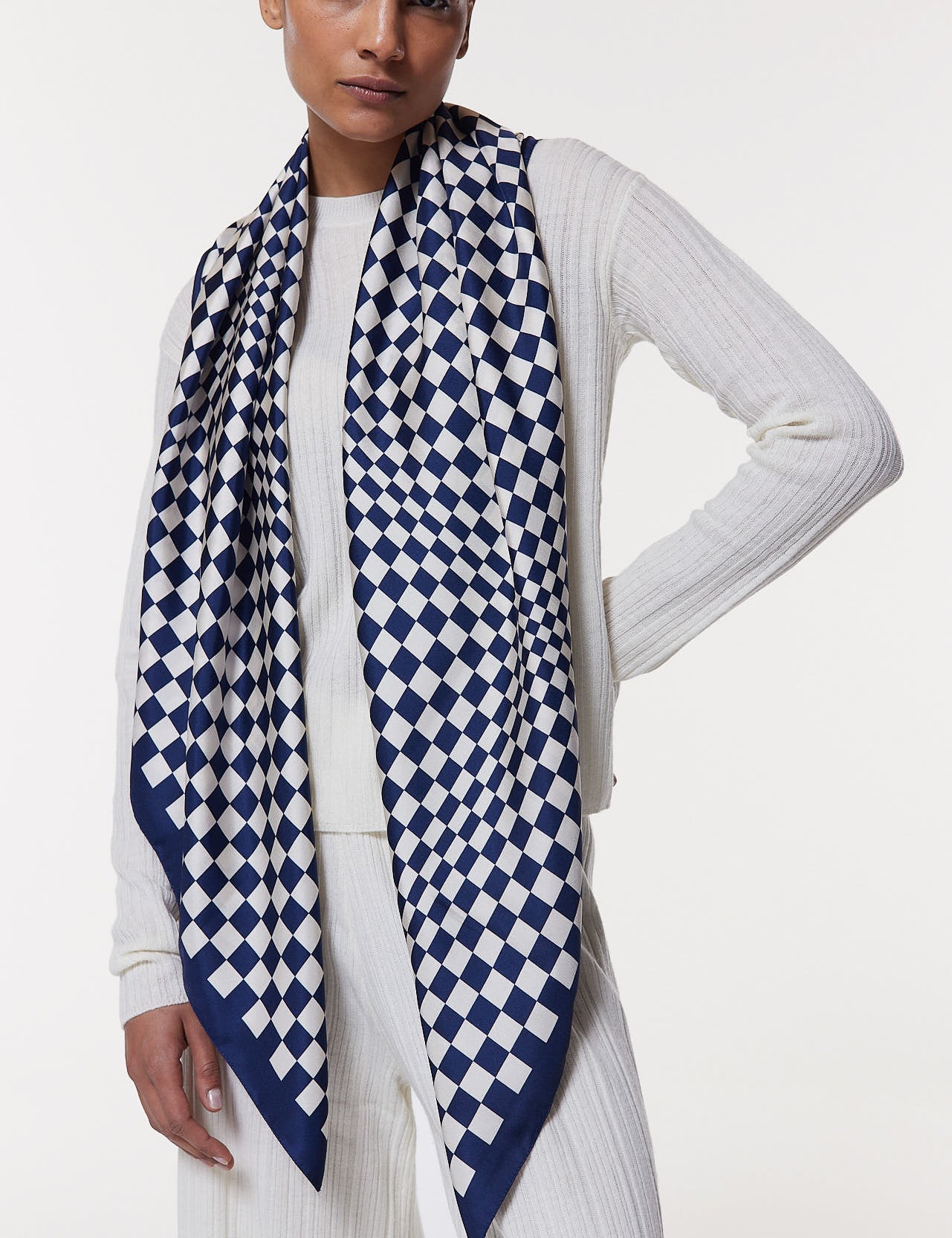 Seidentuch 123x123 Illusion Marine Prinz Berlin Lookbook