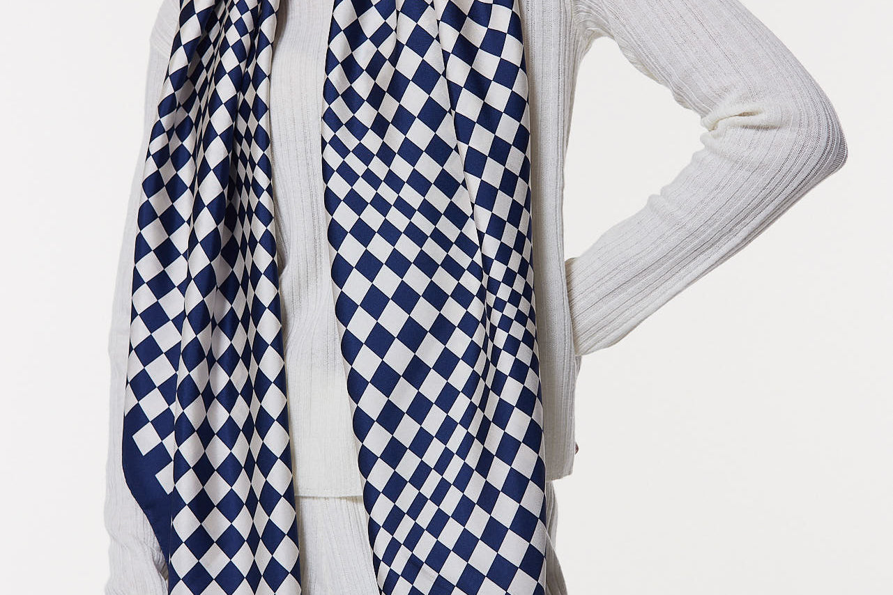 Seidentuch 123x123 Illusion Marine Prinz Berlin Lookbook