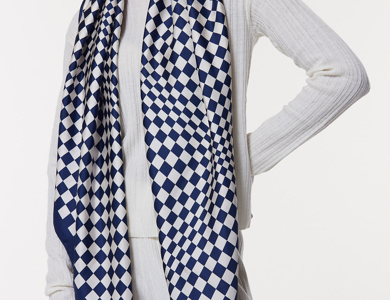 Seidentuch 123x123 Illusion Marine Prinz Berlin Lookbook