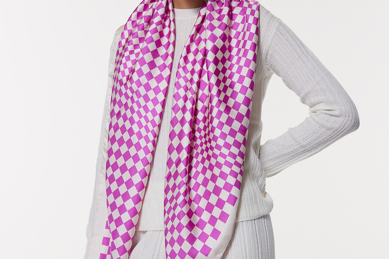 Seidentuch 123x123 Illusion Pink Prinz Berlin Lookbook