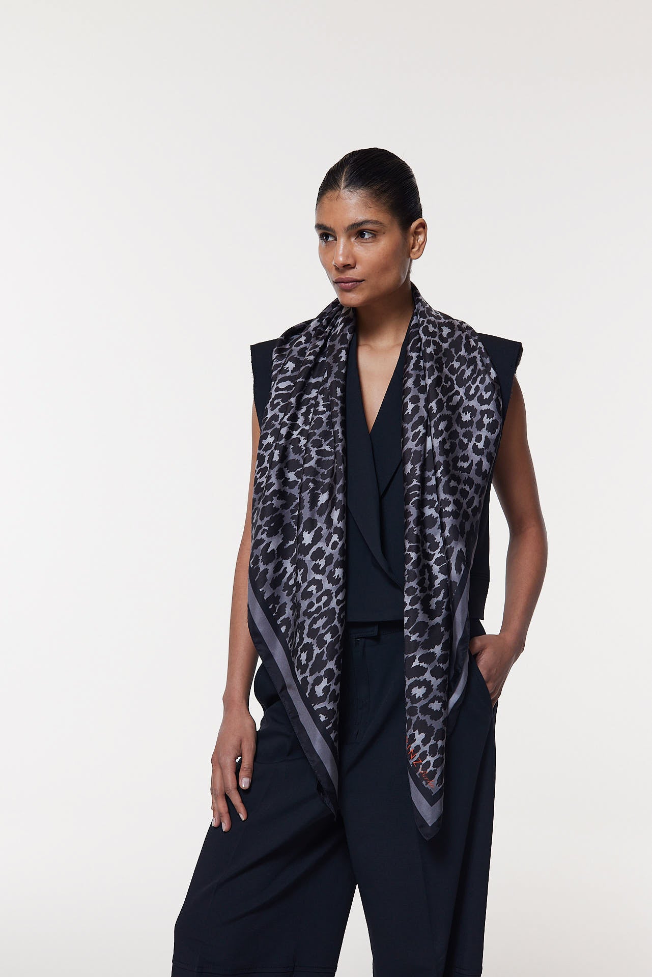 Seidentuch 123x123 Leo Grau Prinz Berlin Lookbook