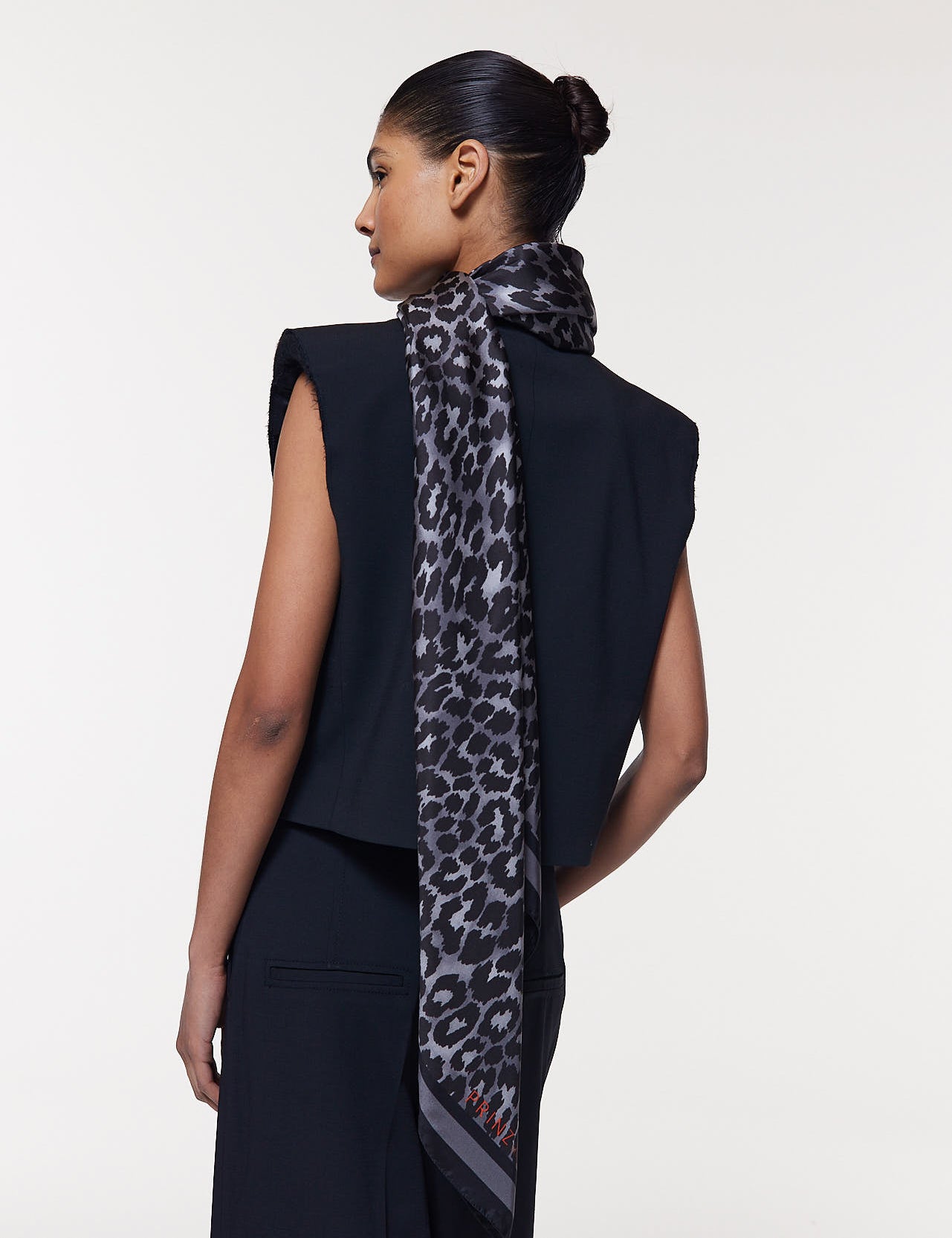 Seidentuch 123x123 Leo Grau Prinz Berlin Lookbook