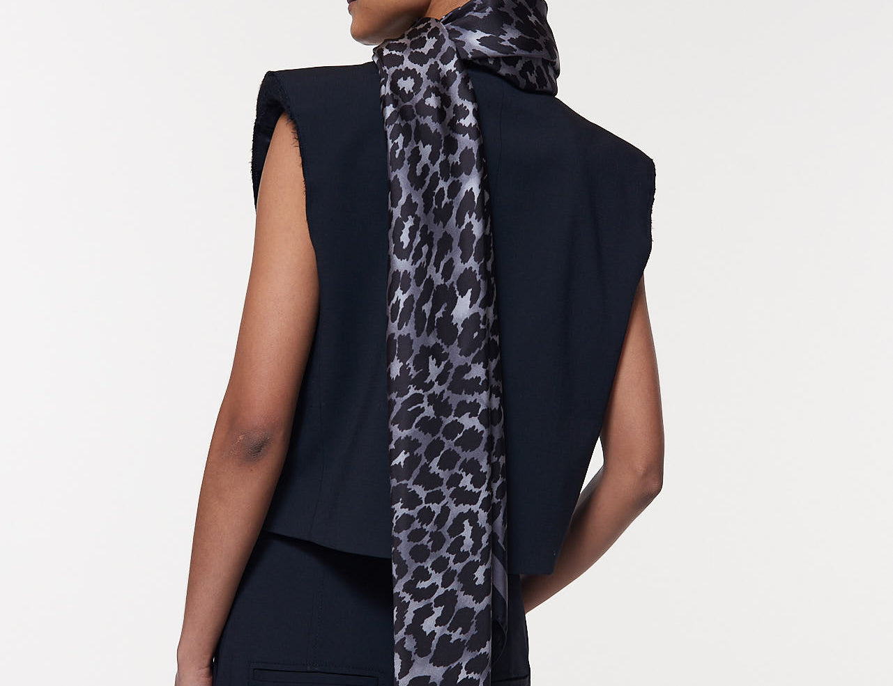 Seidentuch 123x123 Leo Grau Prinz Berlin Lookbook