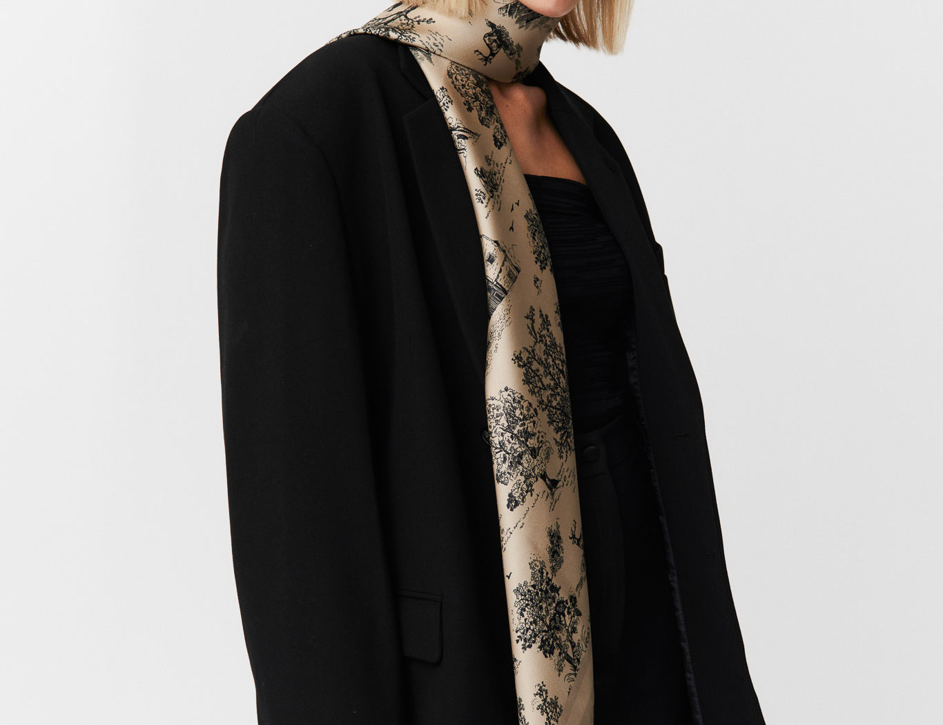 Seidentuch 123x123 Toile Valentine Trench Prinz Berlin Lookbook