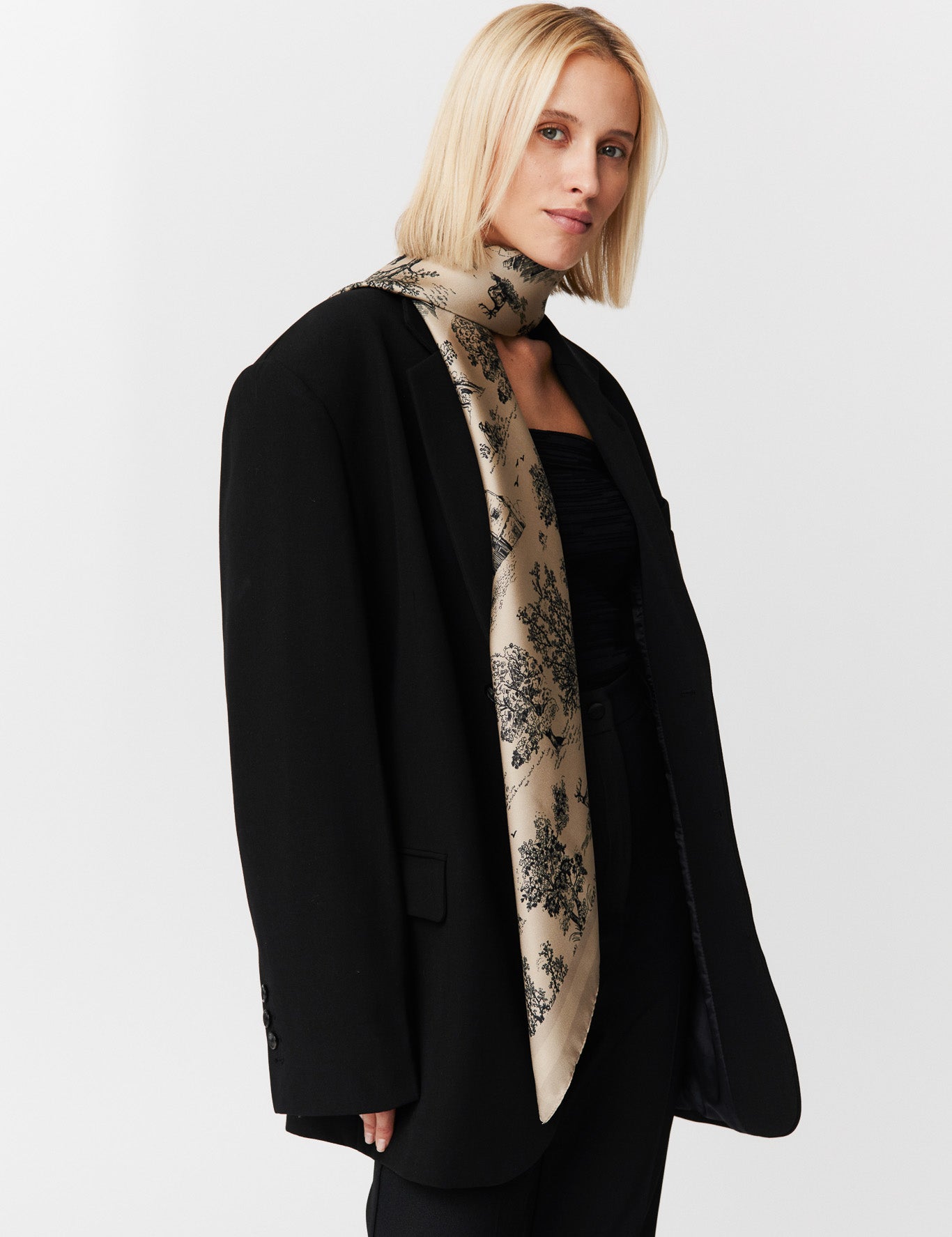 Seidentuch 123x123 Toile Valentine Trench Prinz Berlin Lookbook