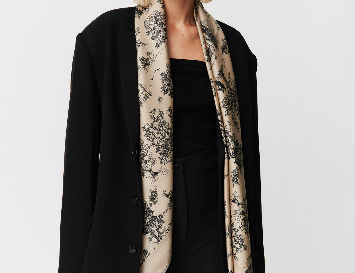 Seidentuch 123x123 Toile Valentine Trench Prinz Berlin Lookbook