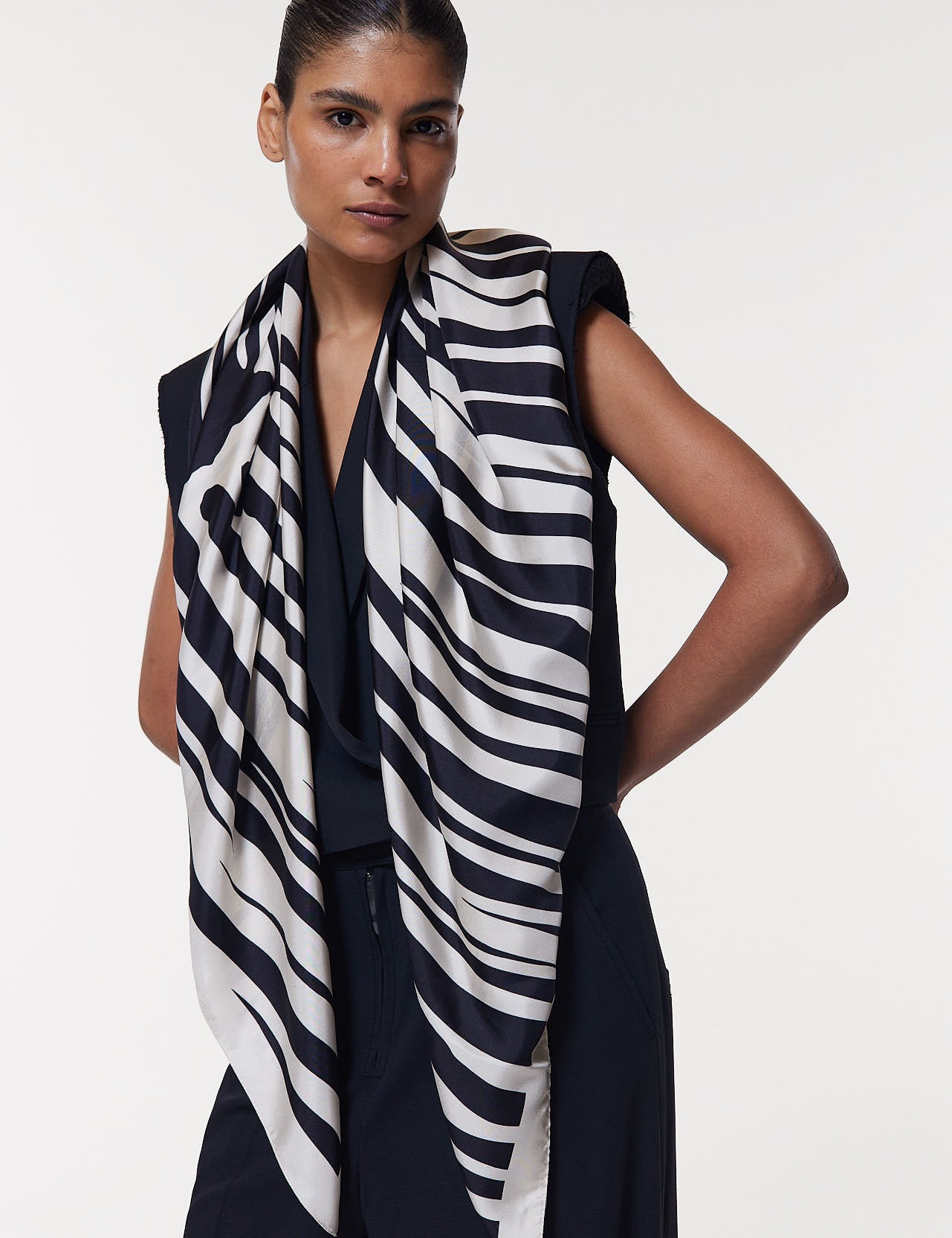 Seidentuch 123x123 Schwarz Prinz Berlin Lookbook