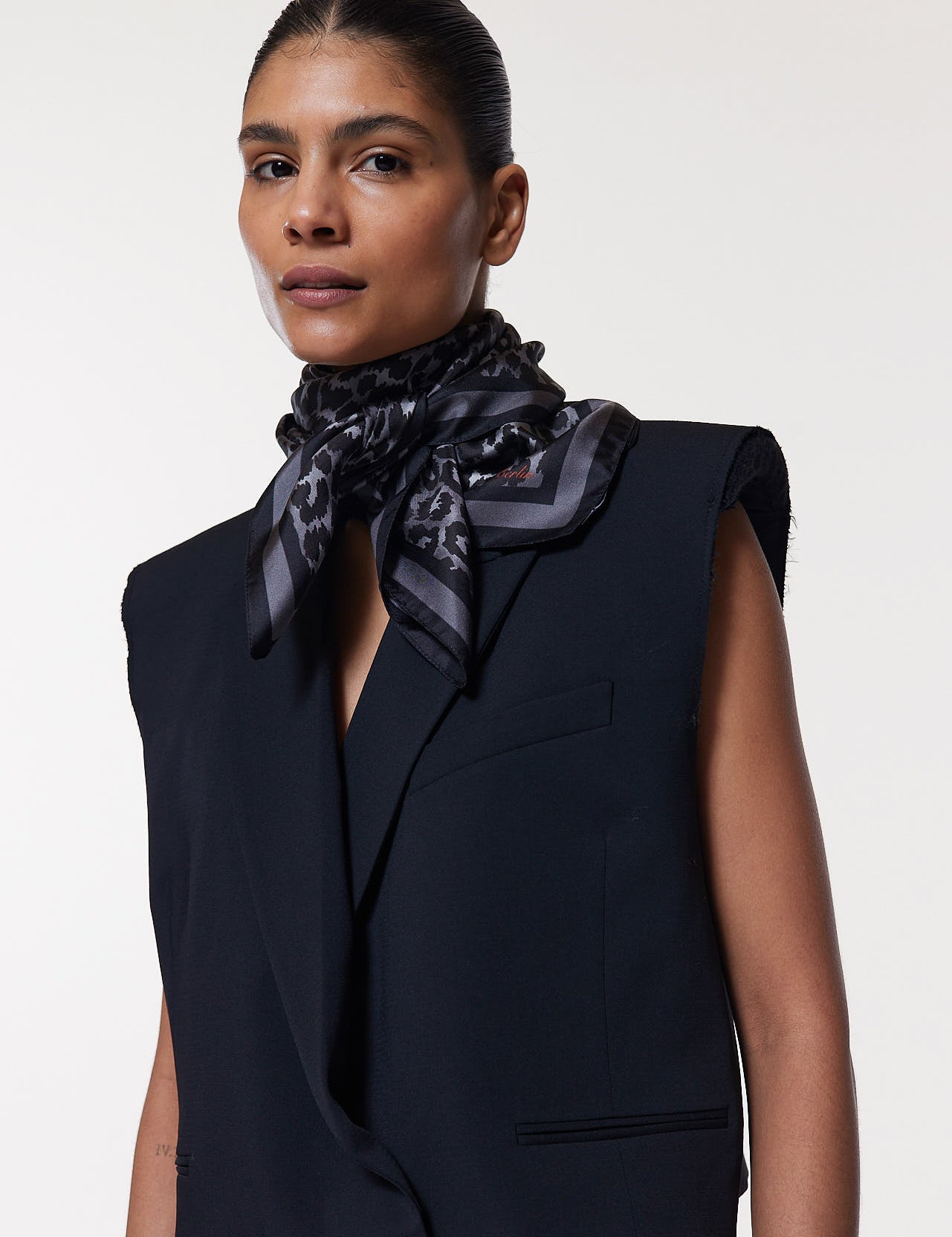 Seidentuch 90x90 Leo Grau Prinz Berlin Lookbook