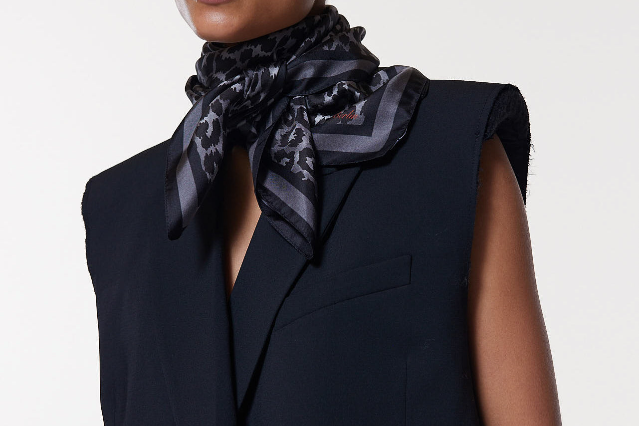 Seidentuch 90x90 Leo Grau Prinz Berlin Lookbook
