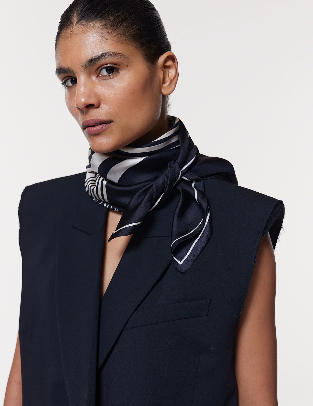 Seidentuch 90x90 Swirl Schwarz Prinz Berlin Lookbook