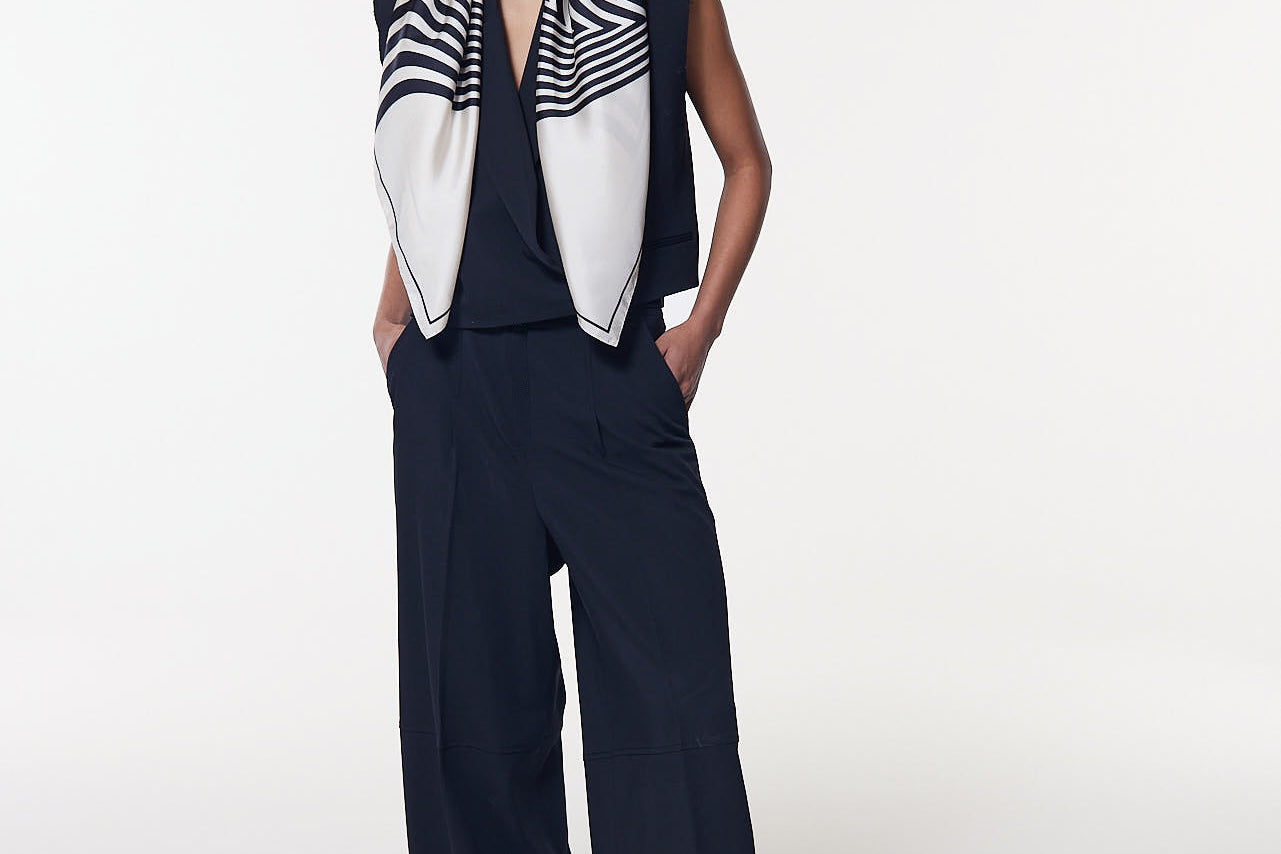 Seidentuch 90x90 Swirl Off-White Prinz Berlin Lookbook