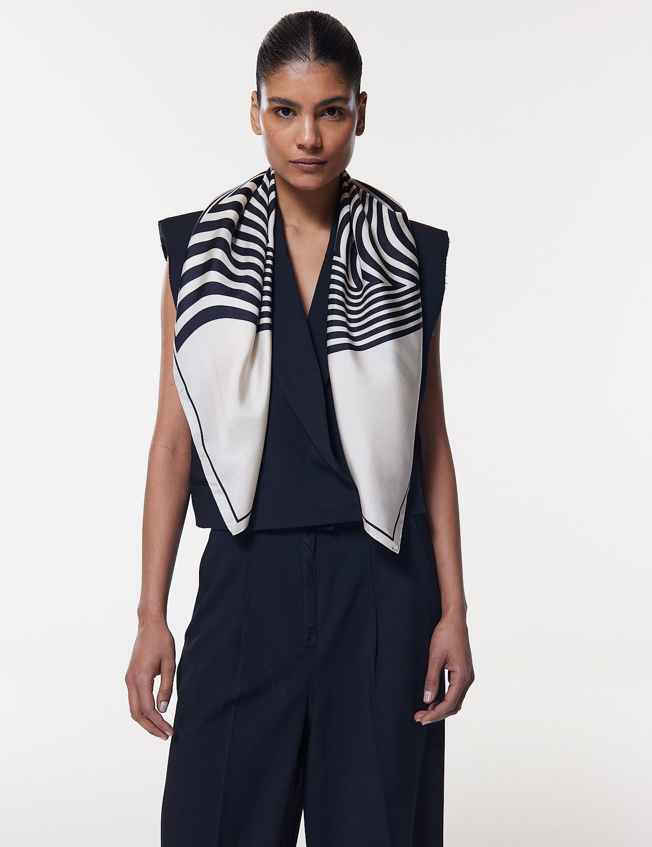 Seidentuch 90x90 Swirl Off-White Prinz Berlin Lookbook