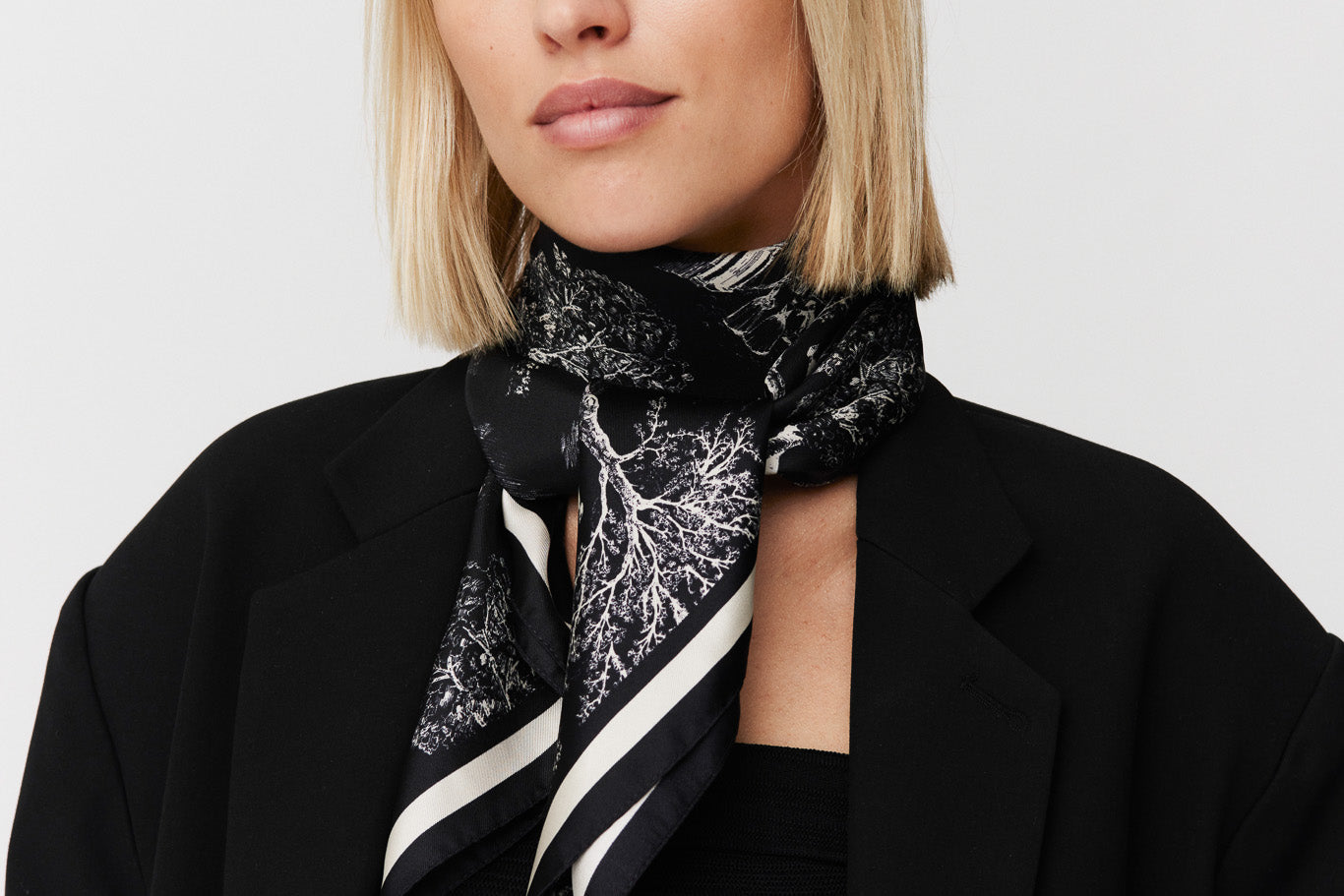 Seidentuch 90x90 Toile Valentine Black Prinz Berlin Lookbook
