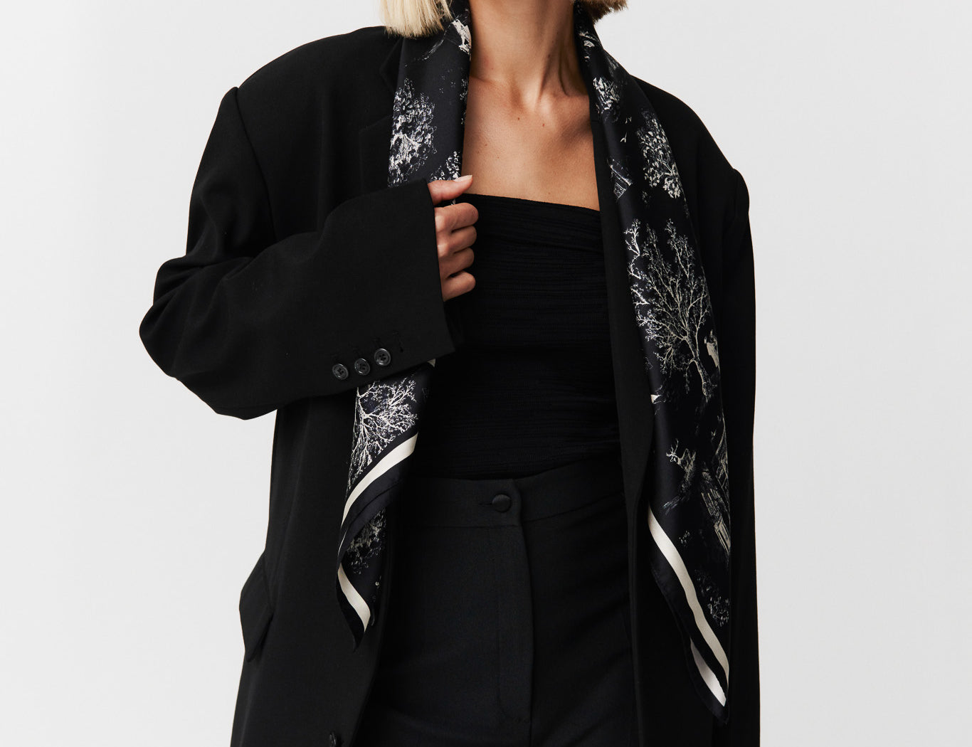 Seidentuch 90x90 Toile Valentine Black Prinz Berlin Lookbook