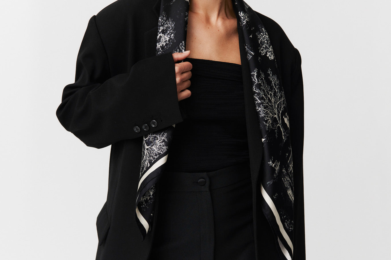 Seidentuch 90x90 Toile Valentine Black Prinz Berlin Lookbook