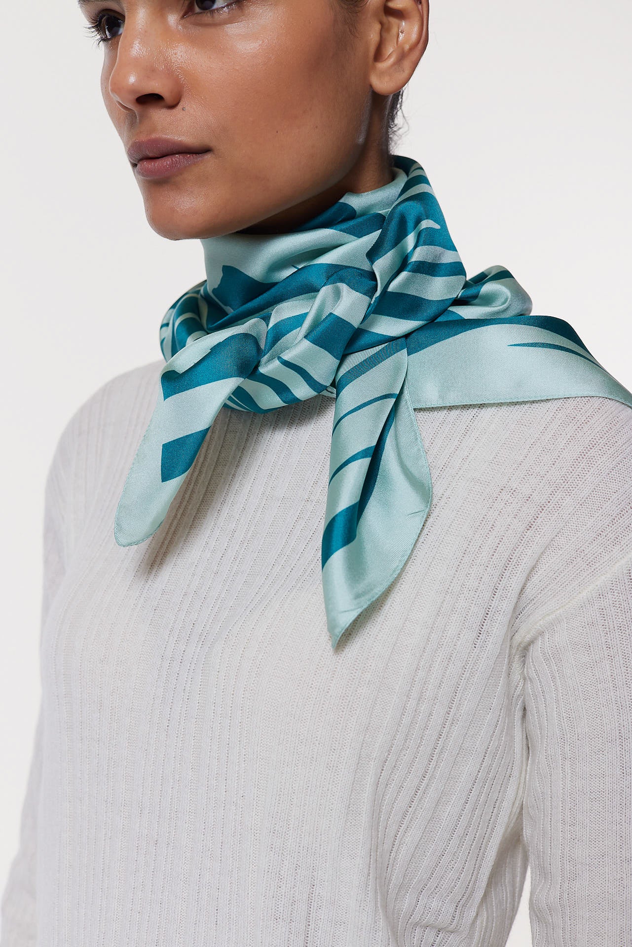 Seidentuch 90x90 Petrol Prinz Berlin Lookbook