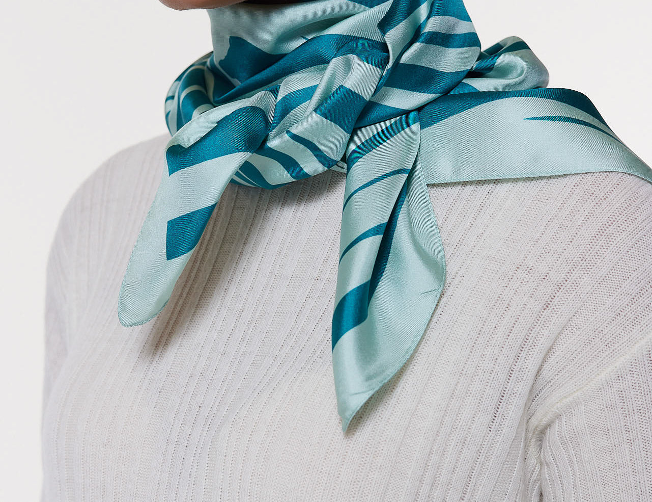 Seidentuch 90x90 Petrol Prinz Berlin Lookbook