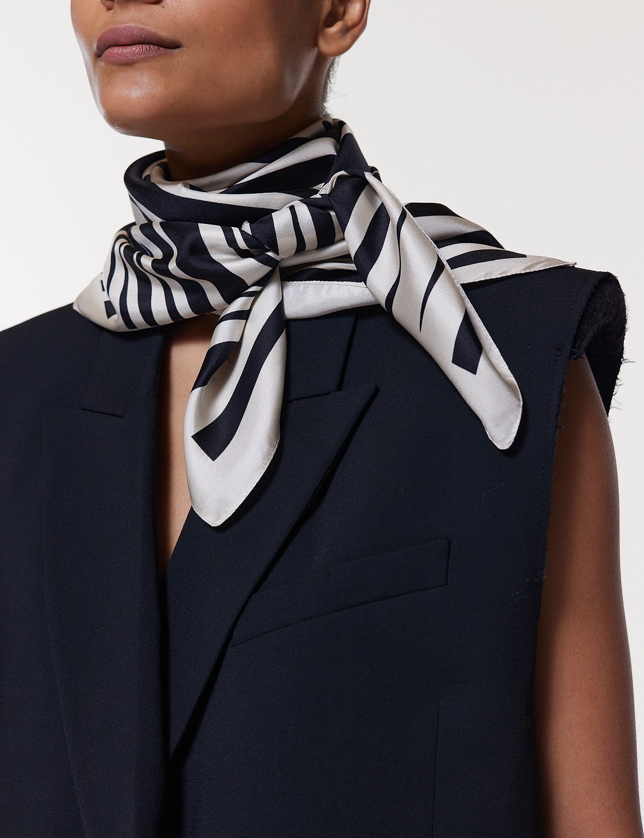 Seidentuch 90x90 Schwarz Prinz Berlin Lookbook