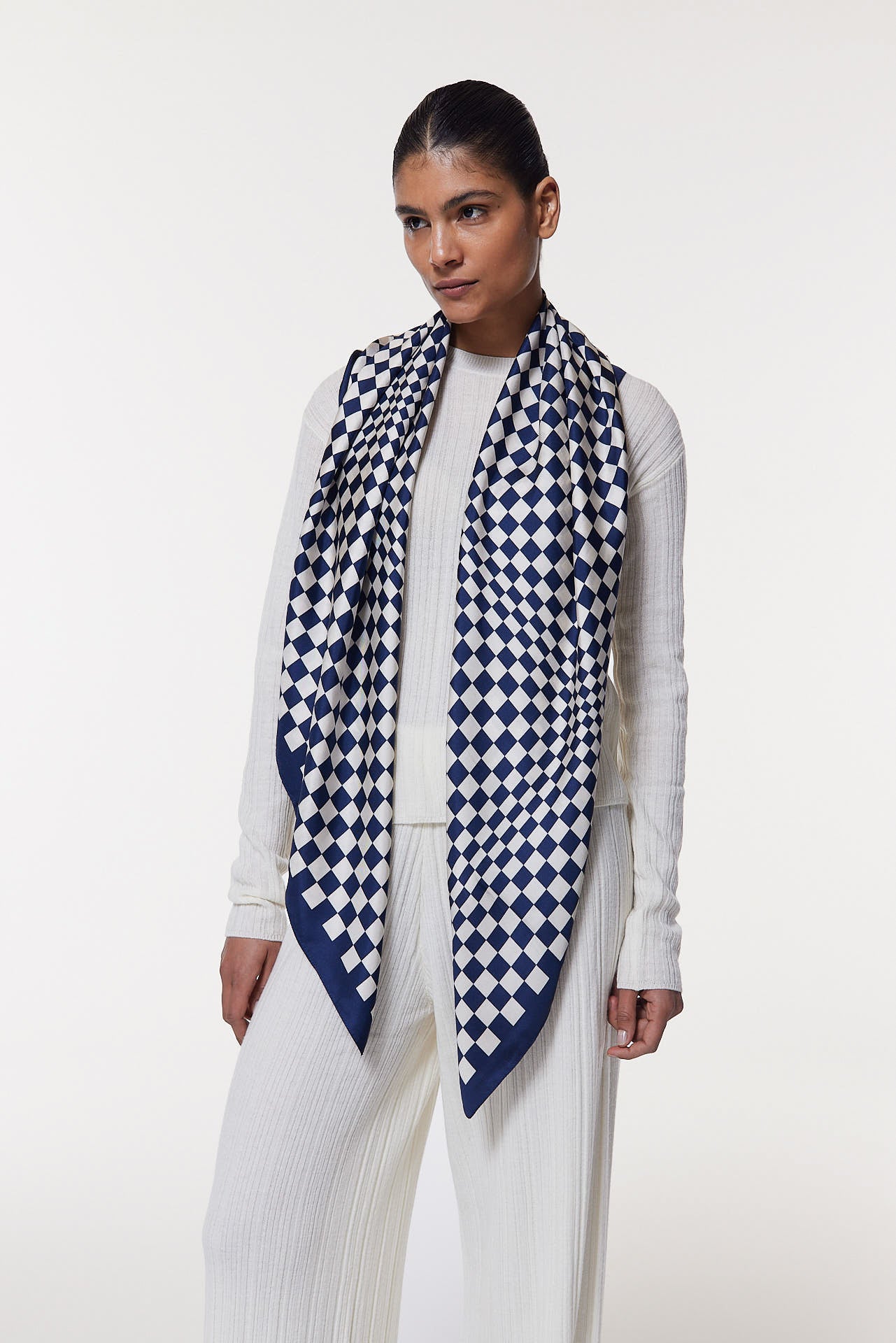 Seidentuch 123x123 Illusion Marine Prinz Berlin Lookbook