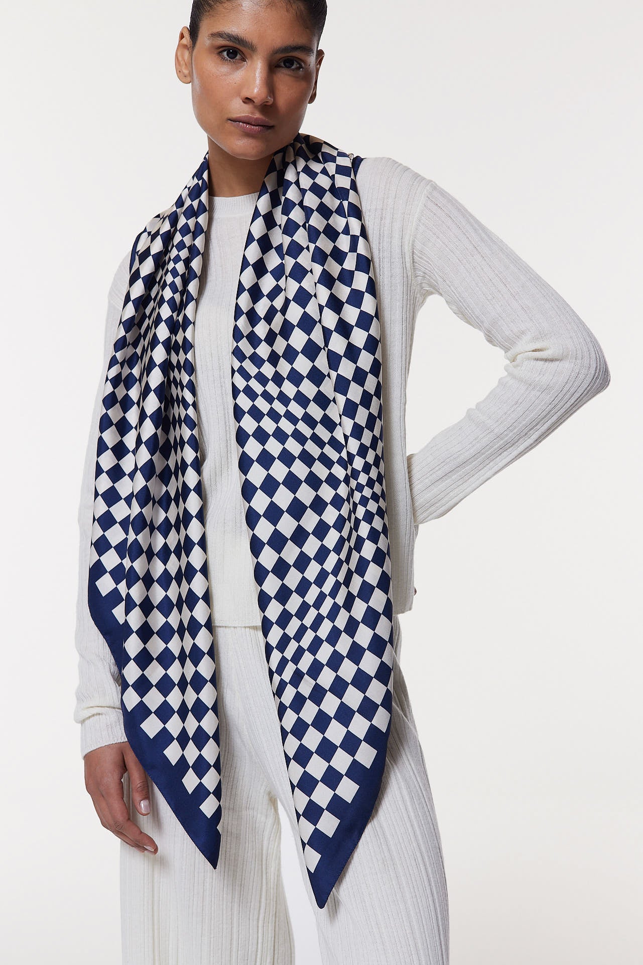 Seidentuch 123x123 Illusion Marine Prinz Berlin Lookbook