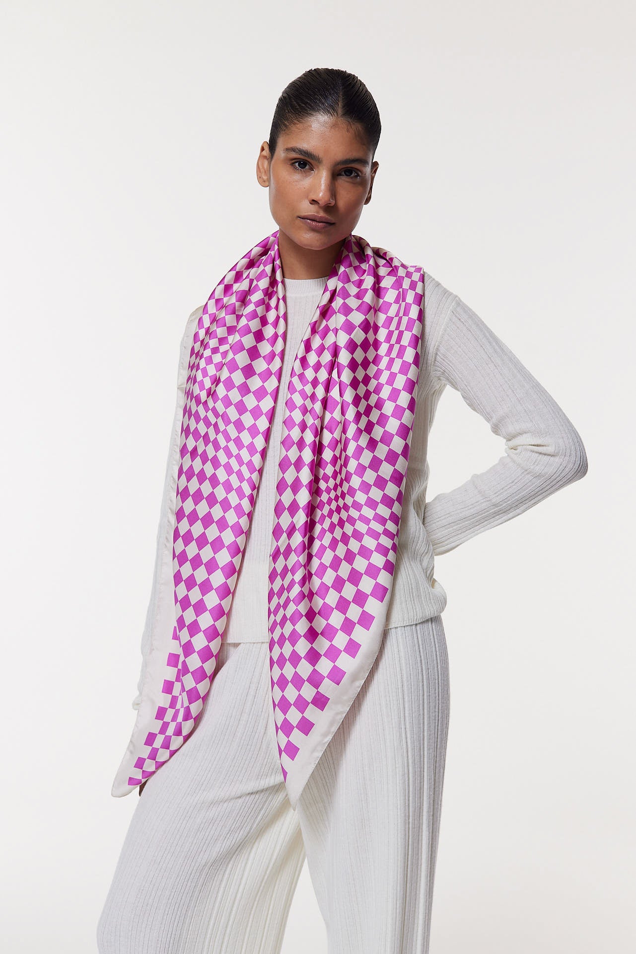 Seidentuch 123x123 Illusion Pink Prinz Berlin Lookbook
