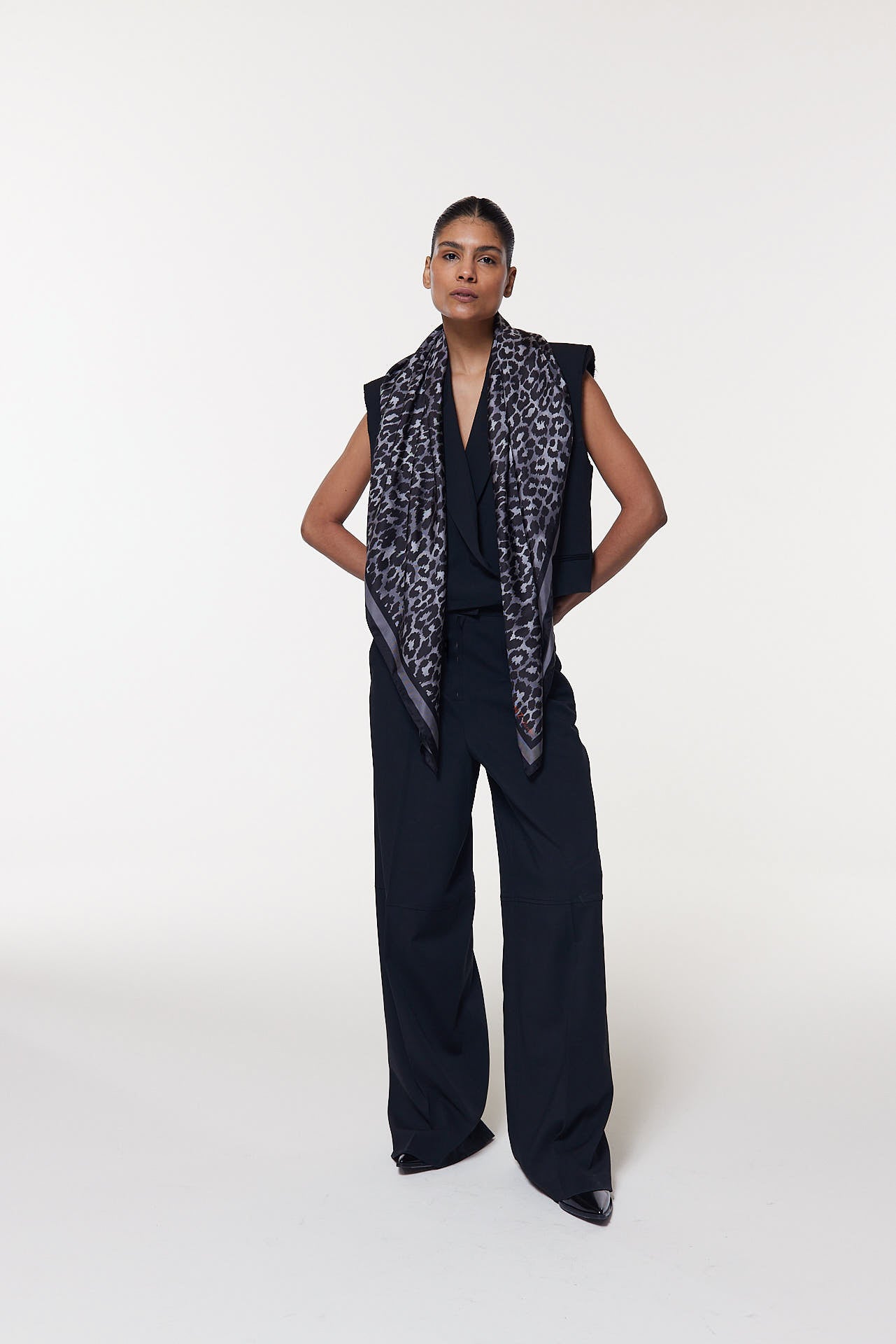 Seidentuch 123x123 Leo Grau Prinz Berlin Lookbook