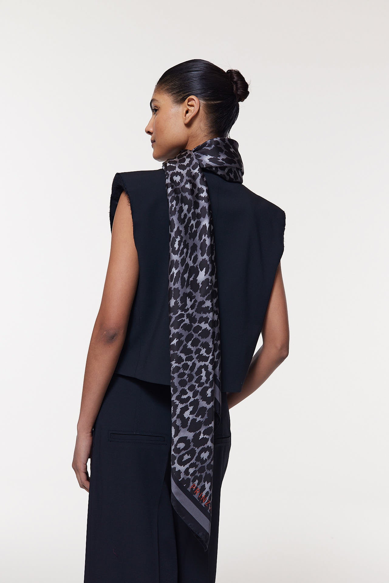 Seidentuch 123x123 Leo Grau Prinz Berlin Lookbook