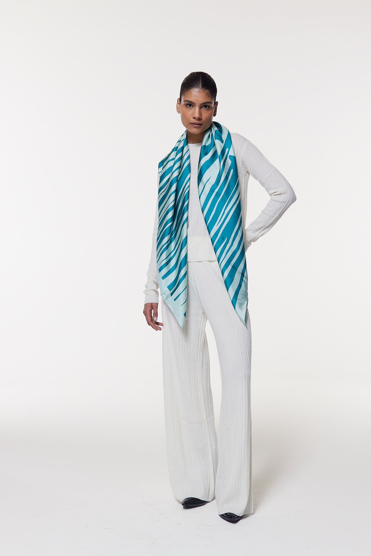 Seidentuch 123x123 Zebra Petrol Prinz Berlin Lookbook