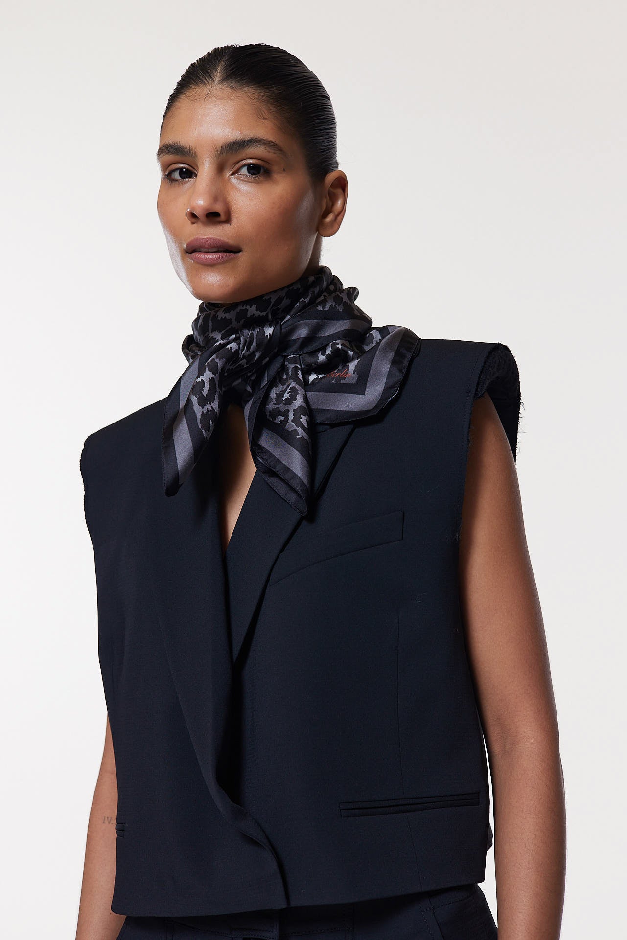 Seidentuch 90x90 Leo Grau Prinz Berlin Lookbook