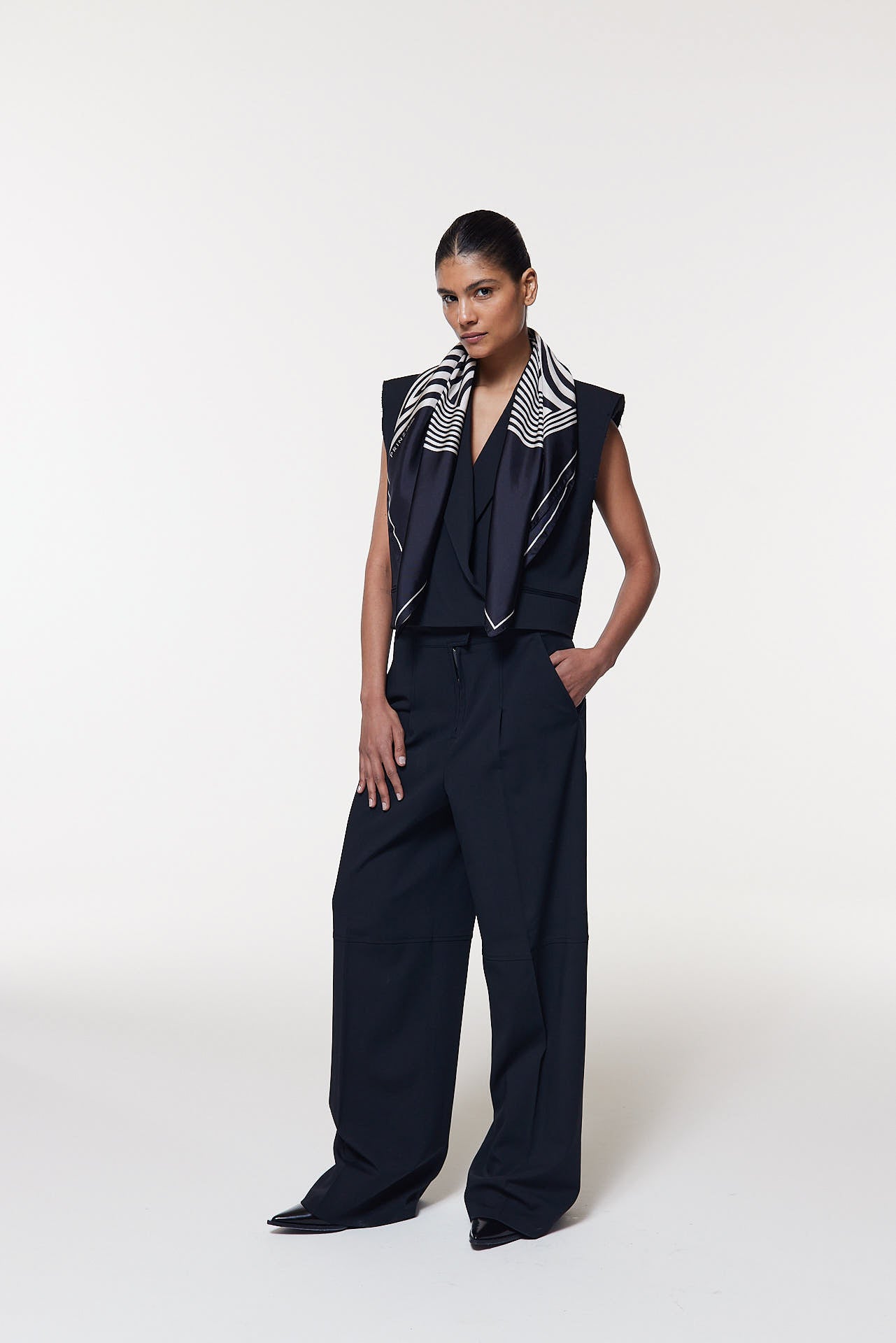 Seidentuch 90x90 Swirl Schwarz Prinz Berlin Lookbook