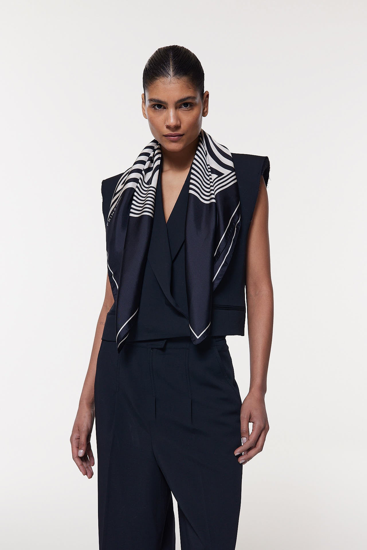 Seidentuch 90x90 Swirl Schwarz Prinz Berlin Lookbook