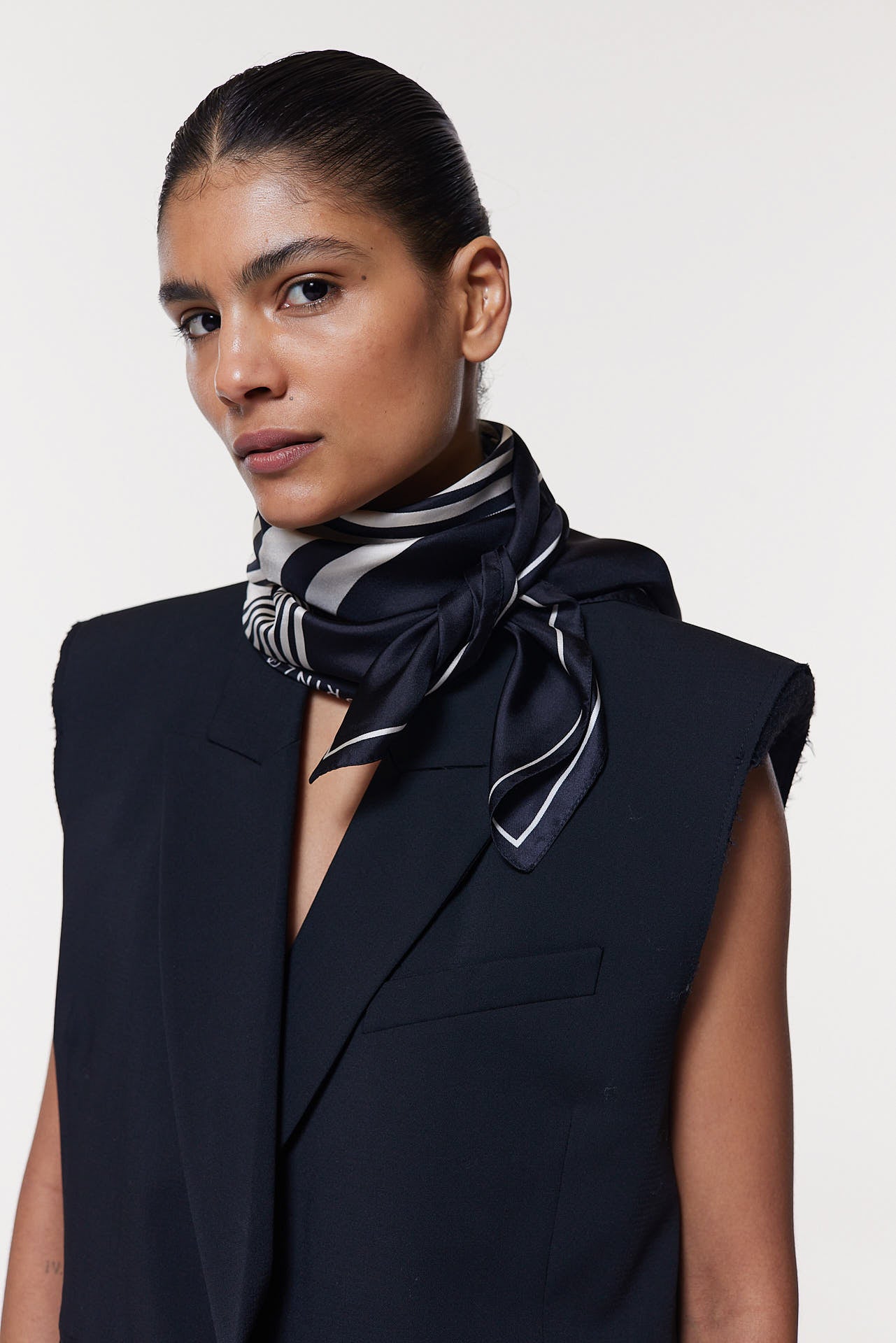 Seidentuch 90x90 Swirl Schwarz Prinz Berlin Lookbook